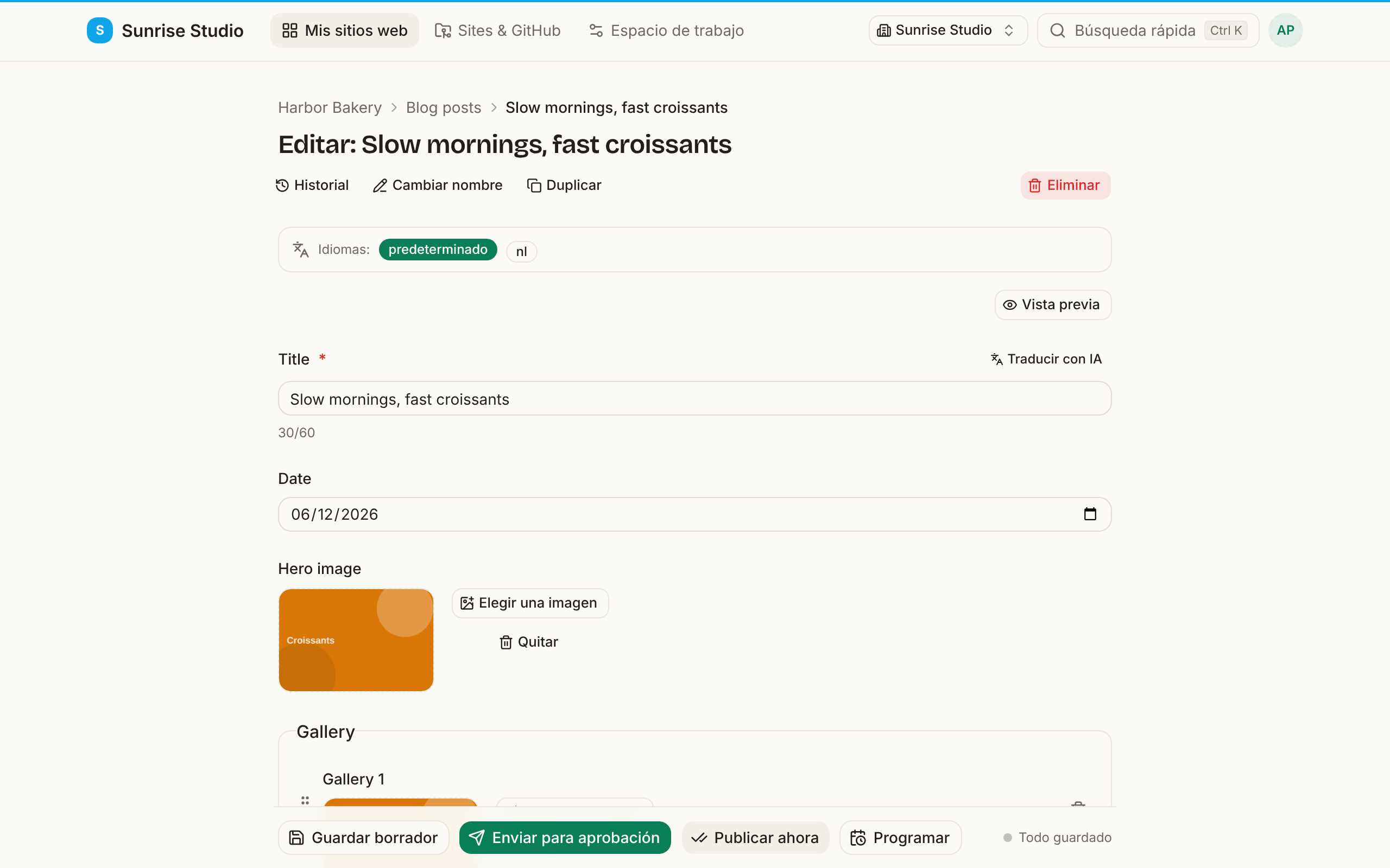 Editar una entrada de blog: un formulario con un campo Title con contador de caracteres, un campo Date, una Hero image con los botones Elegir una imagen, Elegir de la biblioteca y Eliminar, y Tags, con Guardar borrador, Enviar para aprobación, Publicar ahora y Programar (para administradores) abajo