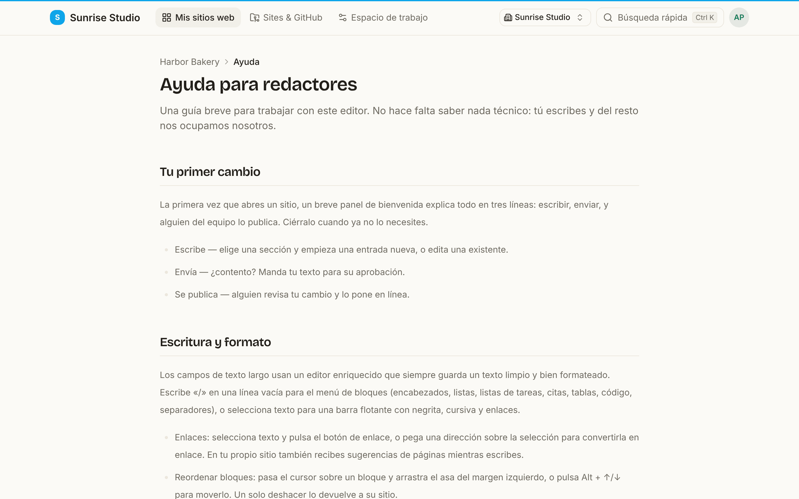 La página “Ayuda para redactores” en la aplicación, en el sitio Harbor Bakery: una breve introducción y después secciones en lenguaje sencillo como Tu primer cambio (escribir, enviar, se publica) y Escritura y formato
