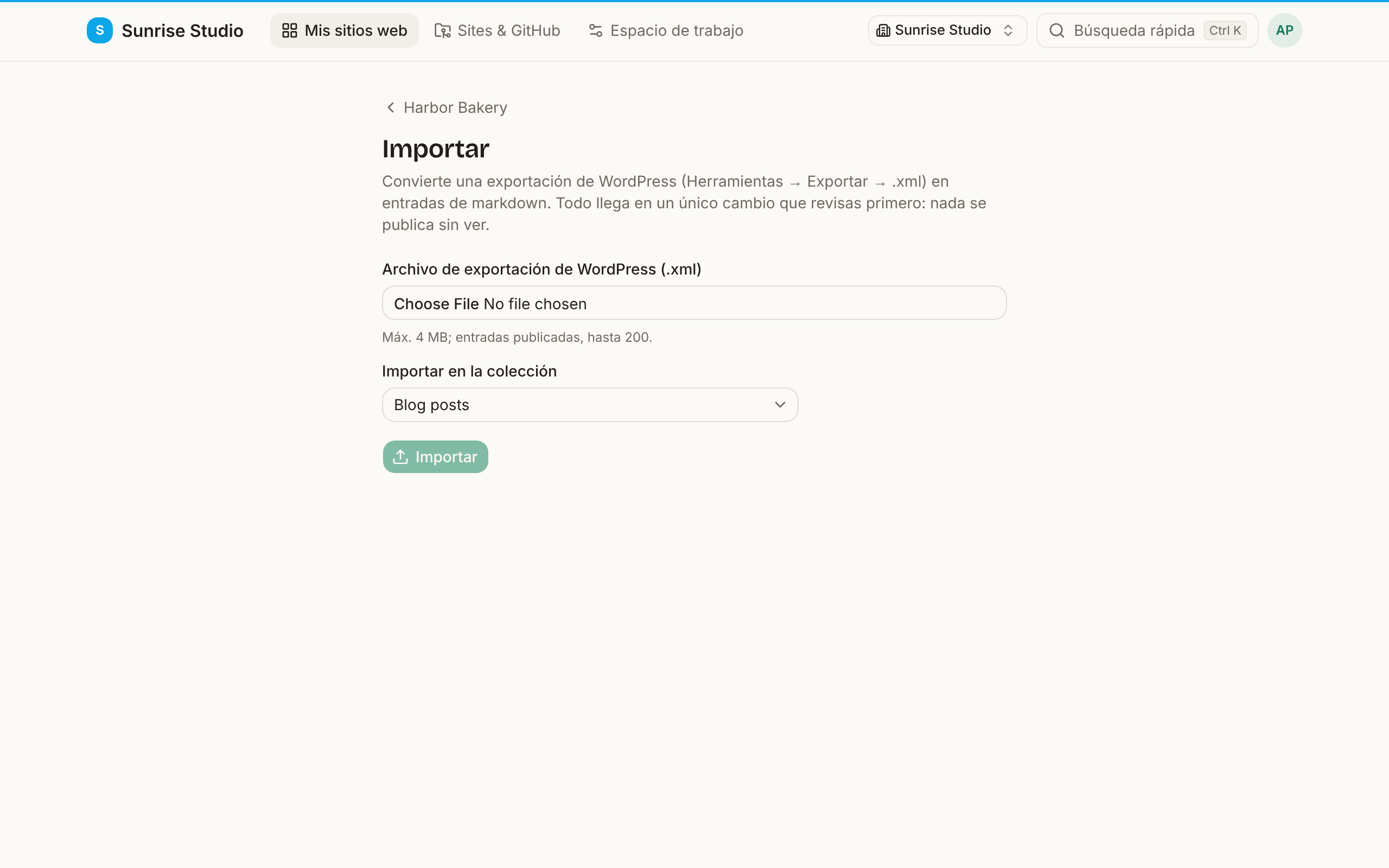 La página Importar de un sitio: un selector Archivo de exportación de WordPress (.xml) con la nota máx. 4 MB y solo entradas publicadas, hasta 200, un menú Importar en la colección con Blog posts y un botón Importar