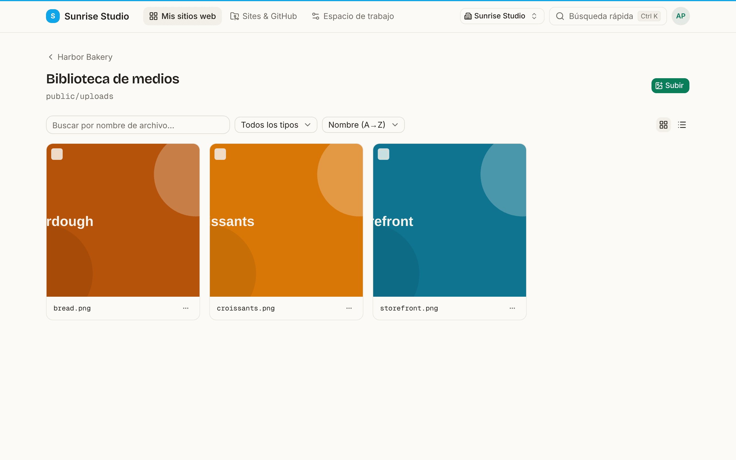 La Biblioteca de medios de un sitio con una cuadrícula de imágenes subidas y sus nombres de archivo, un botón Subir para añadir fotos, un buscador, un filtro por tipo y un selector de orden