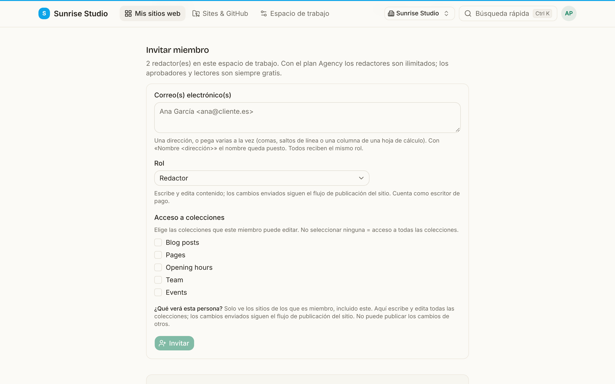 El formulario Invitar miembro en la página Miembros de un sitio: un cuadro Correo(s) electrónico(s) que acepta una o varias direcciones, un menú Rol con Redactor y su explicación, casillas de Acceso a colecciones para Blog posts, Pages, Opening hours, Team y Events, un resumen “¿Qué verá esta persona?” y un botón para invitar