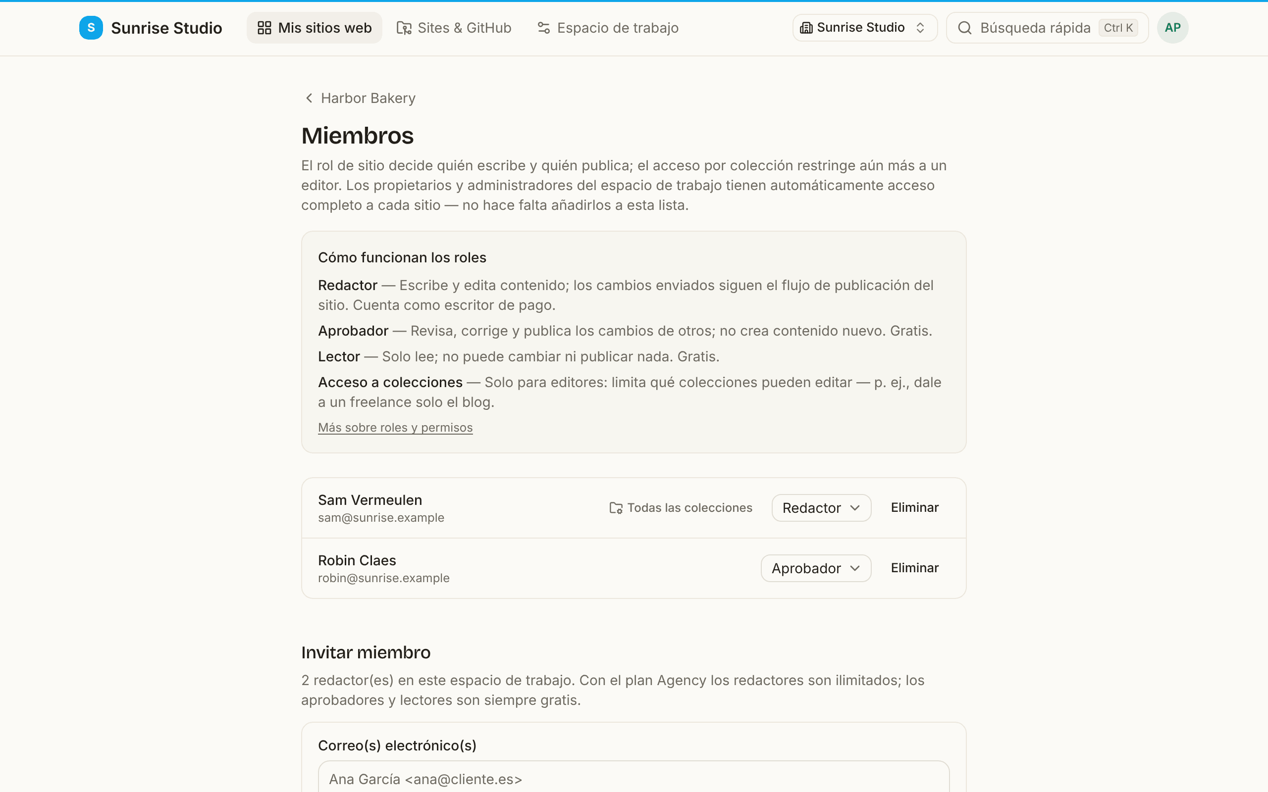 La página Miembros de un sitio: una explicación “Cómo funcionan los roles” para Redactor, Aprobador y Lector con el acceso por colección, los miembros actuales con un menú de rol y el formulario de invitación con el número de redactores