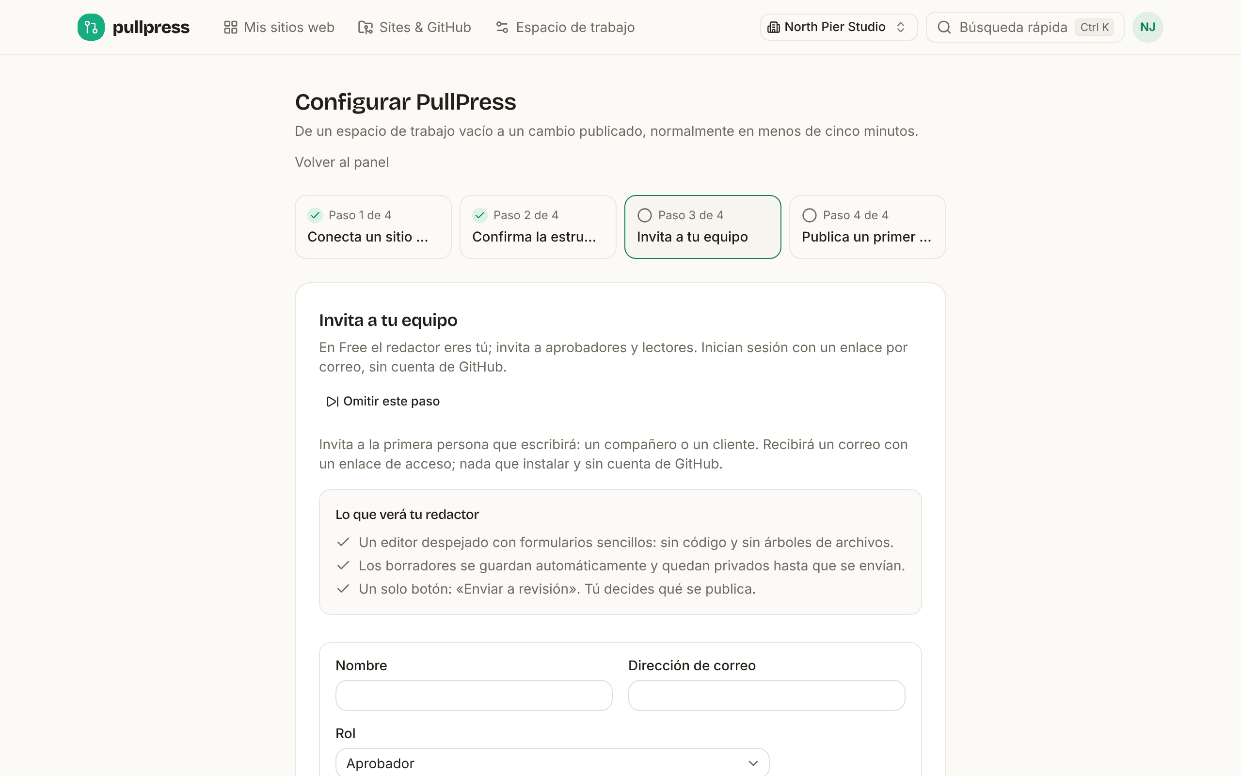 El asistente “Configurar PullPress” en el paso 3 de 4, Invita a tu primer redactor: un formulario con nombre, correo y rol, una explicación “Lo que verá tu redactor” y un enlace Omitir este paso