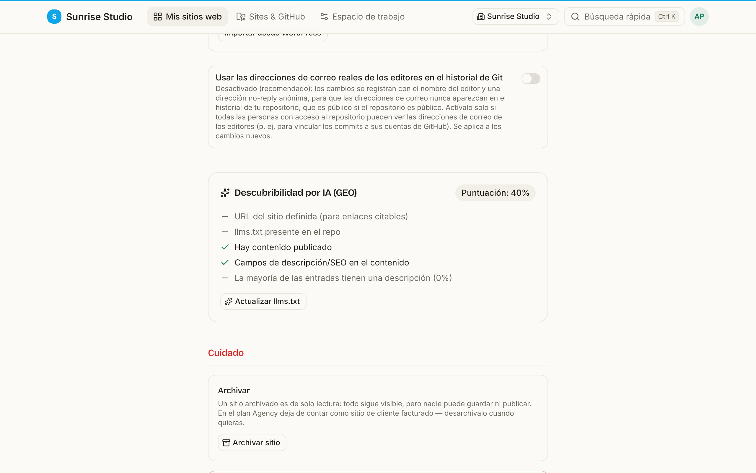 La sección Cuidado de los ajustes del sitio: Archivar sitio, un botón rojo Desconectar sitio, el interruptor para usar las direcciones de correo reales de los editores en el historial de Git y el inicio de la lista Descubribilidad por IA (GEO) con su puntuación