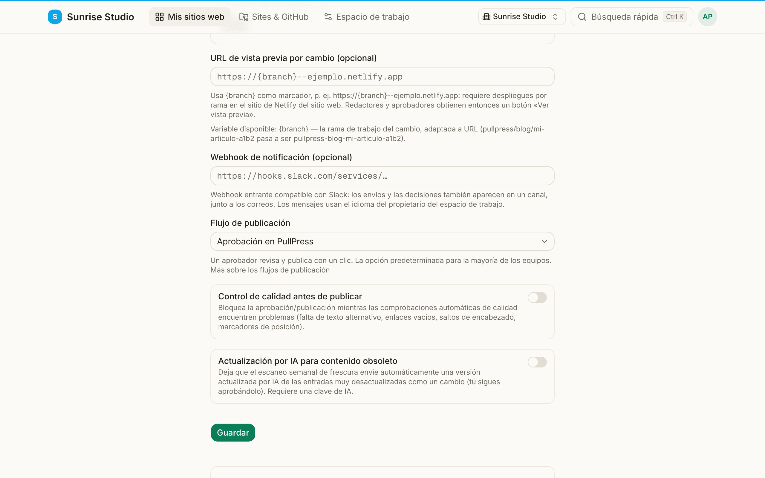Ajustes del sitio: el campo URL de vista previa por cambio con un marcador {branch}, un campo Webhook de notificación, el menú Flujo de publicación con Aprobación en PullPress e interruptores para Control de calidad antes de publicar y Actualización por IA para contenido obsoleto