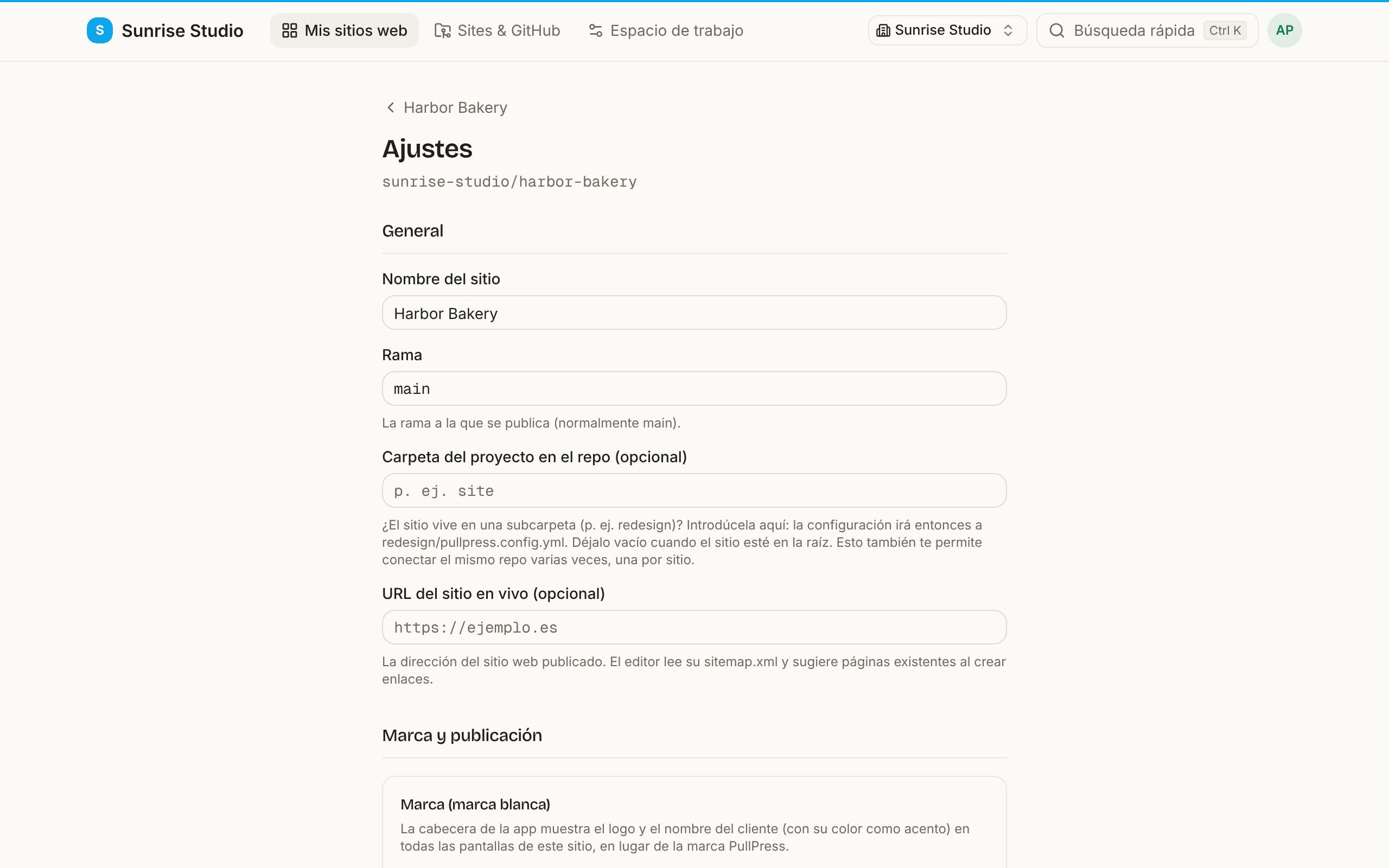 La parte superior de la página Ajustes de un sitio: General con Nombre del sitio, Rama (main), una Carpeta del proyecto en el repo opcional y una URL del sitio en vivo opcional