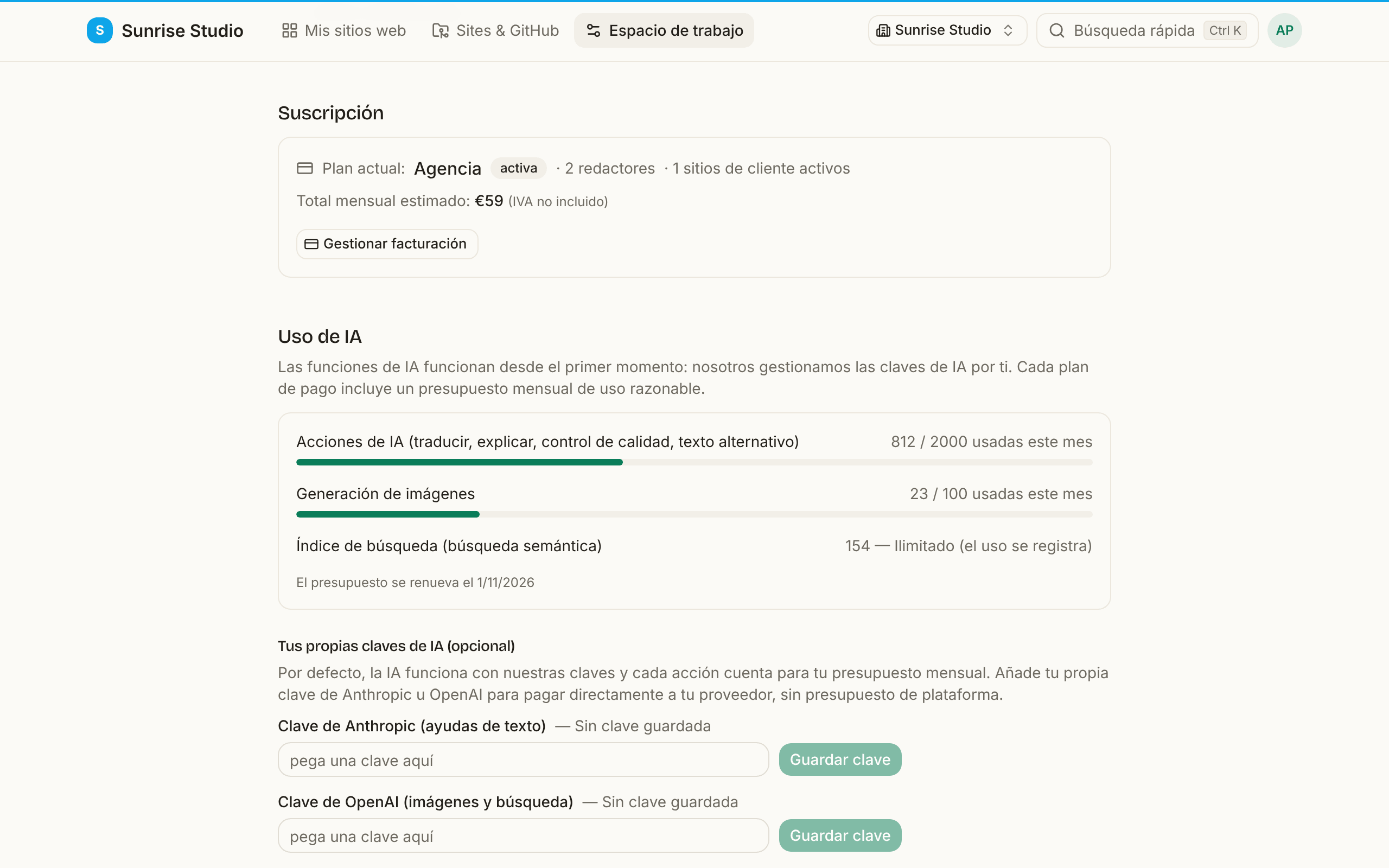 Ajustes del espacio de trabajo, panel Suscripción: plan actual Agencia (activo) con 2 redactores y 1 sitio de cliente activo, un total mensual previsto de 59 € y un botón Gestionar facturación, seguidos de los contadores de uso de IA