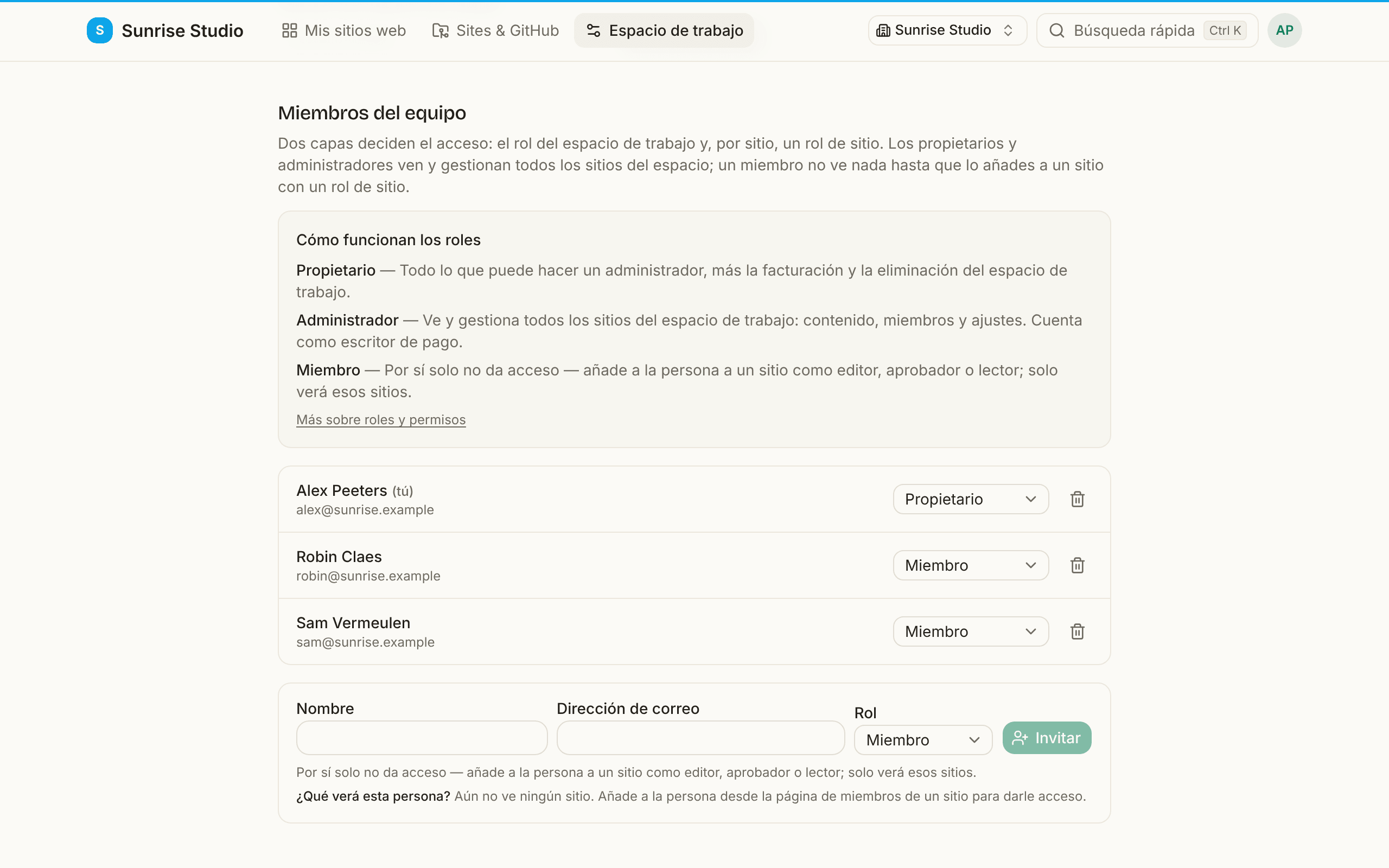 Ajustes del espacio de trabajo, Miembros del equipo: un recuadro Cómo funcionan los roles (Propietario, Administrador, Miembro), la lista de miembros con un menú de rol y un botón para quitar por persona, y una fila de invitación con nombre, correo y rol