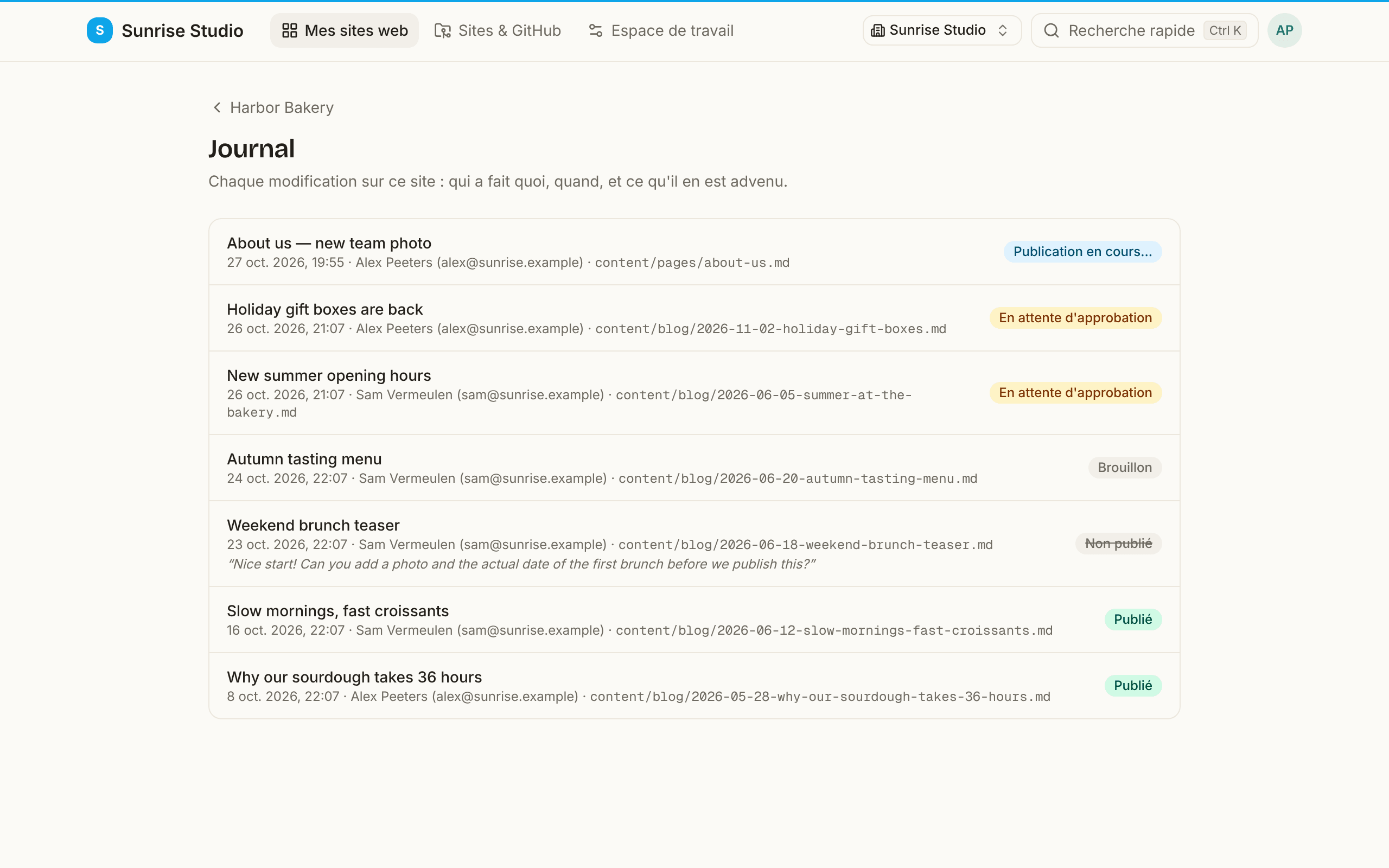 La page Journal d’un site listant chaque modification avec son titre, son heure, son auteur et son chemin de fichier, et un badge de statut : Publication en cours…, En attente d’approbation, Brouillon, Non publié (avec la note du relecteur citée) et Publié