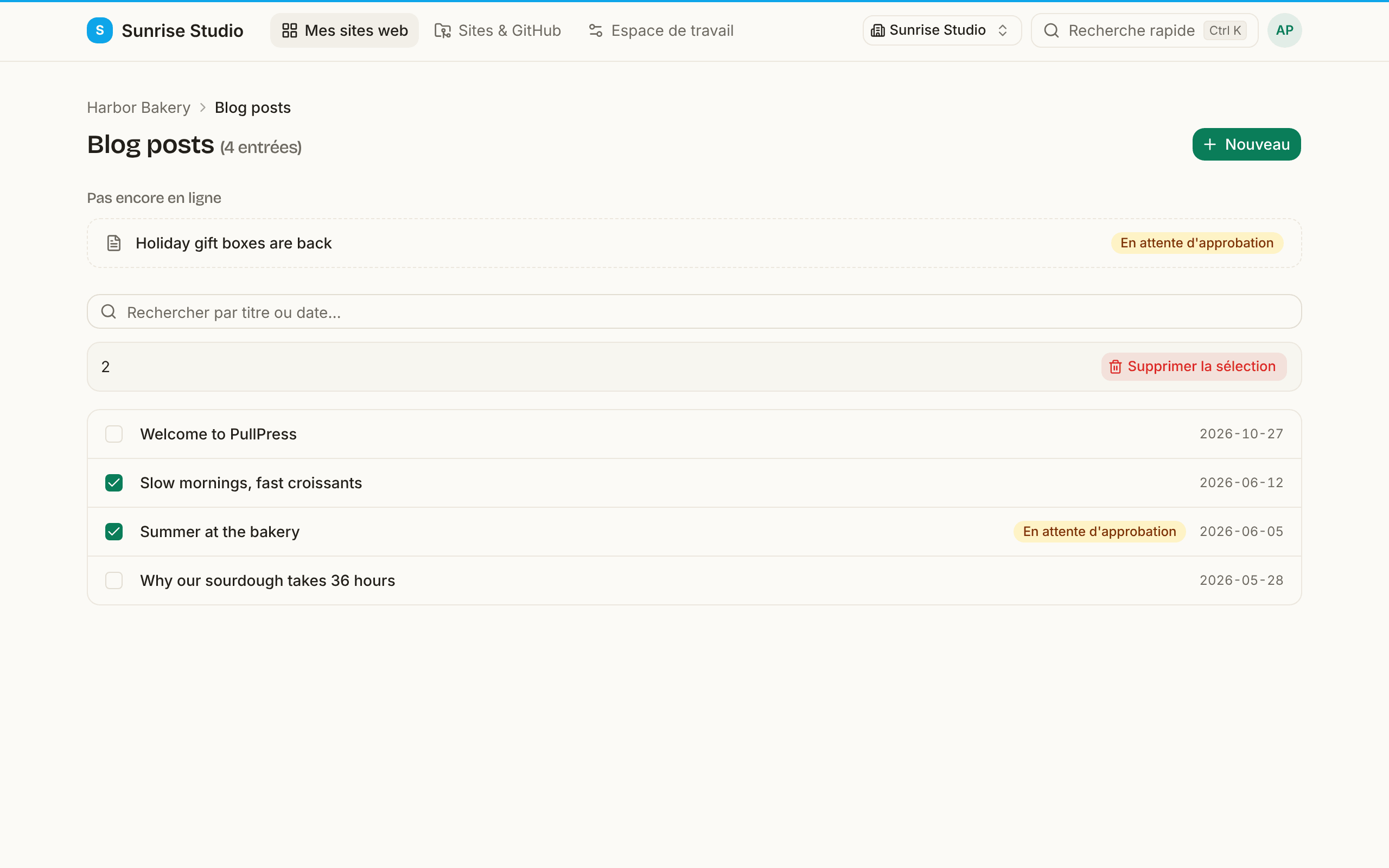 La liste Blog posts avec deux entrées cochées et, au-dessus, une barre indiquant le nombre d’éléments sélectionnés et un bouton Supprimer la sélection ; en haut, une section Pas encore en ligne liste un article en attente d’approbation