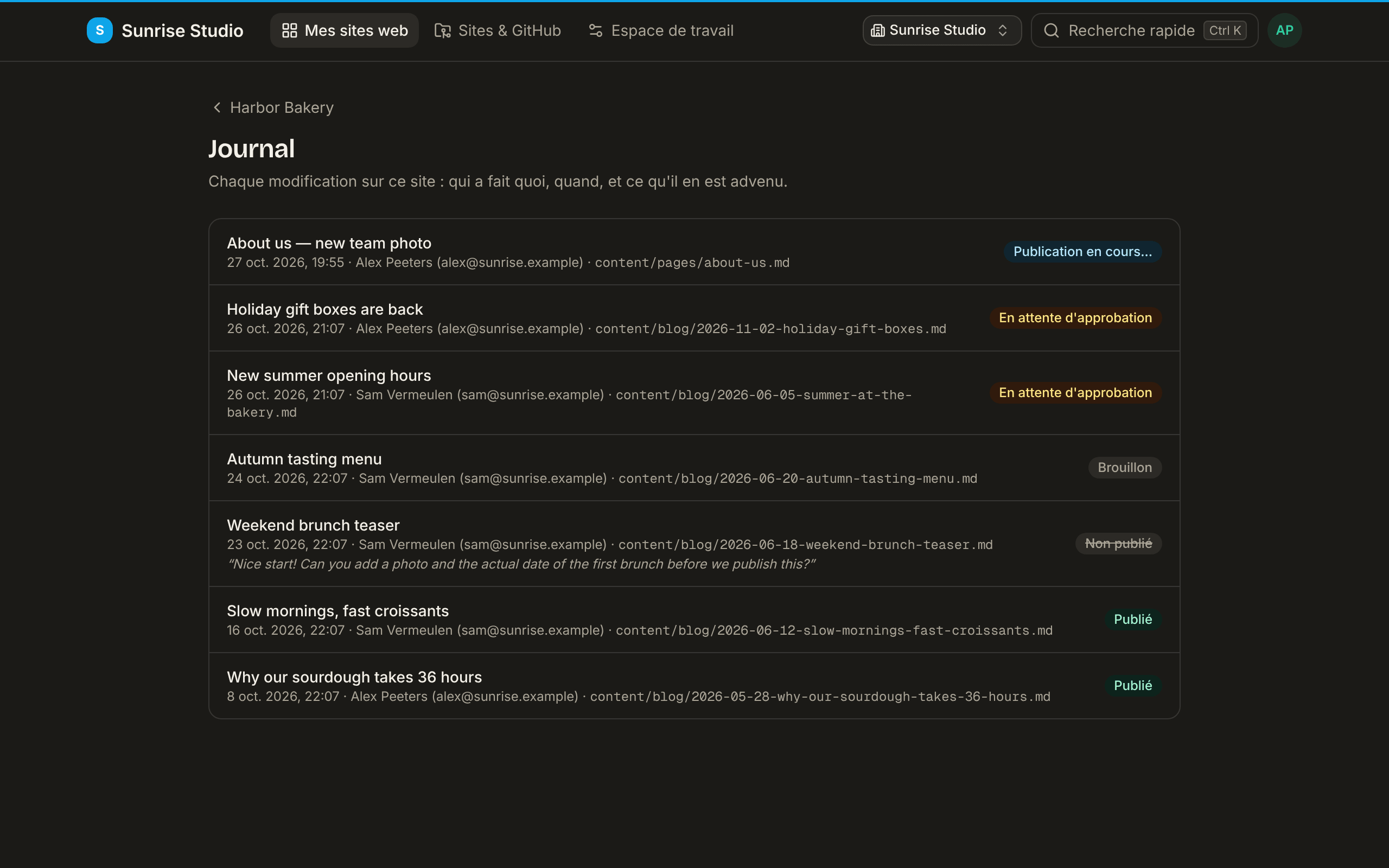 La page Journal d’un site listant chaque modification avec son titre, son heure, son auteur et son chemin de fichier, et un badge de statut : Publication en cours…, En attente d’approbation, Brouillon, Non publié (avec la note du relecteur citée) et Publié