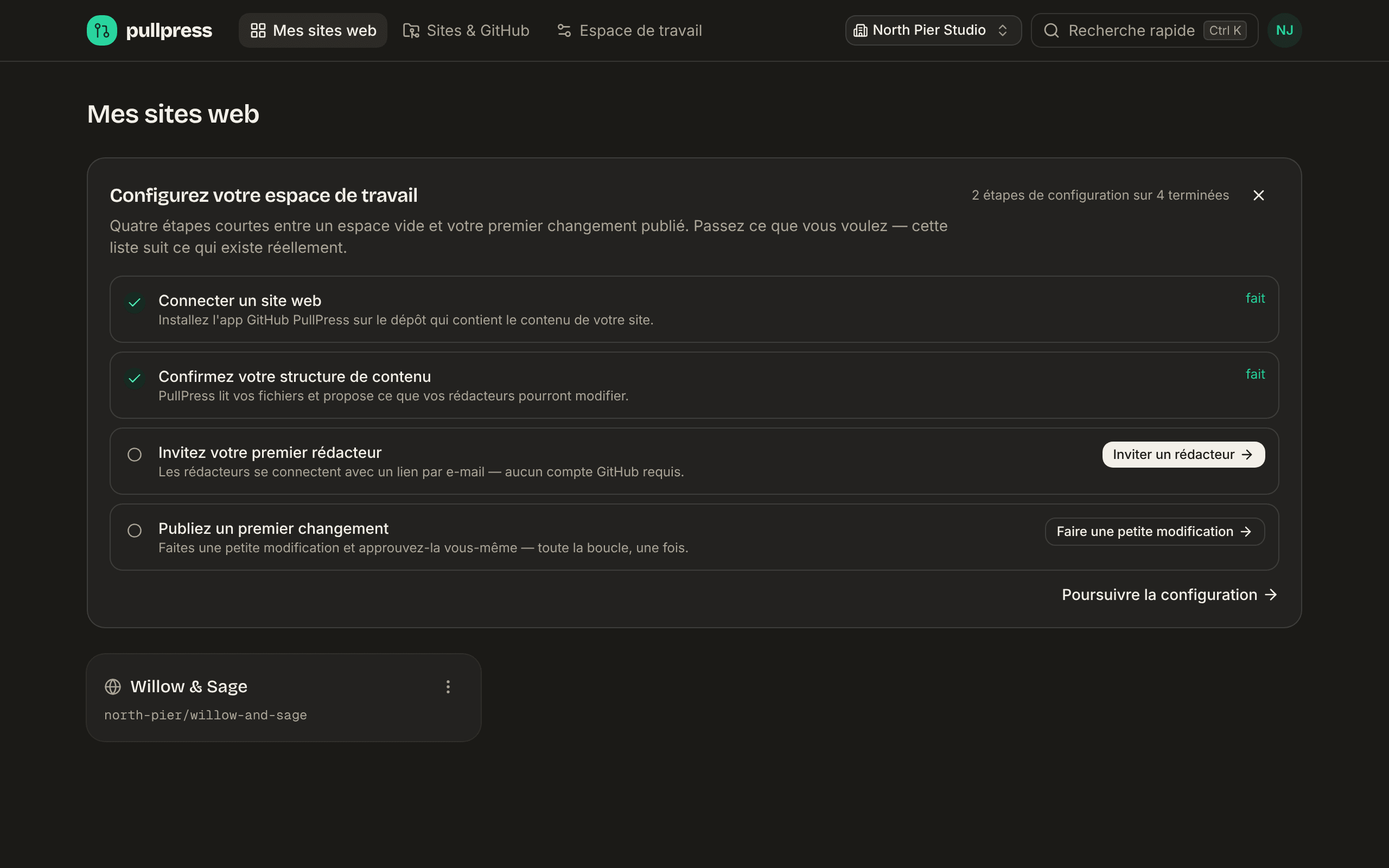 La liste « Configurez votre espace de travail » du tableau de bord avec 2 étapes sur 4 terminées : Connecter un site web et Confirmez votre structure de contenu sont cochées, Invitez votre premier rédacteur et Publiez un premier changement restent ouvertes