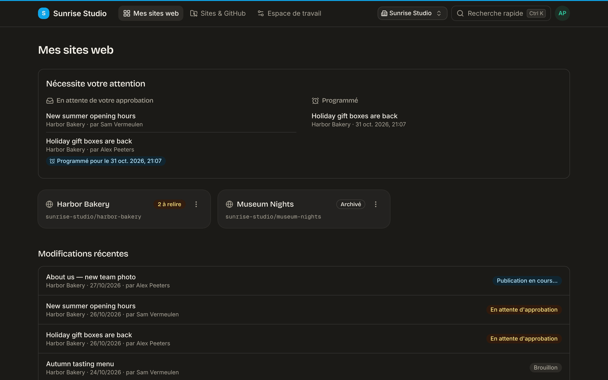 Le tableau de bord de PullPress : un panneau « Nécessite votre attention » avec une modification en attente d’approbation, des cartes de sites et une liste « Modifications récentes » avec des badges de statut comme Publication en cours…, En attente d’approbation, Brouillon et Publié