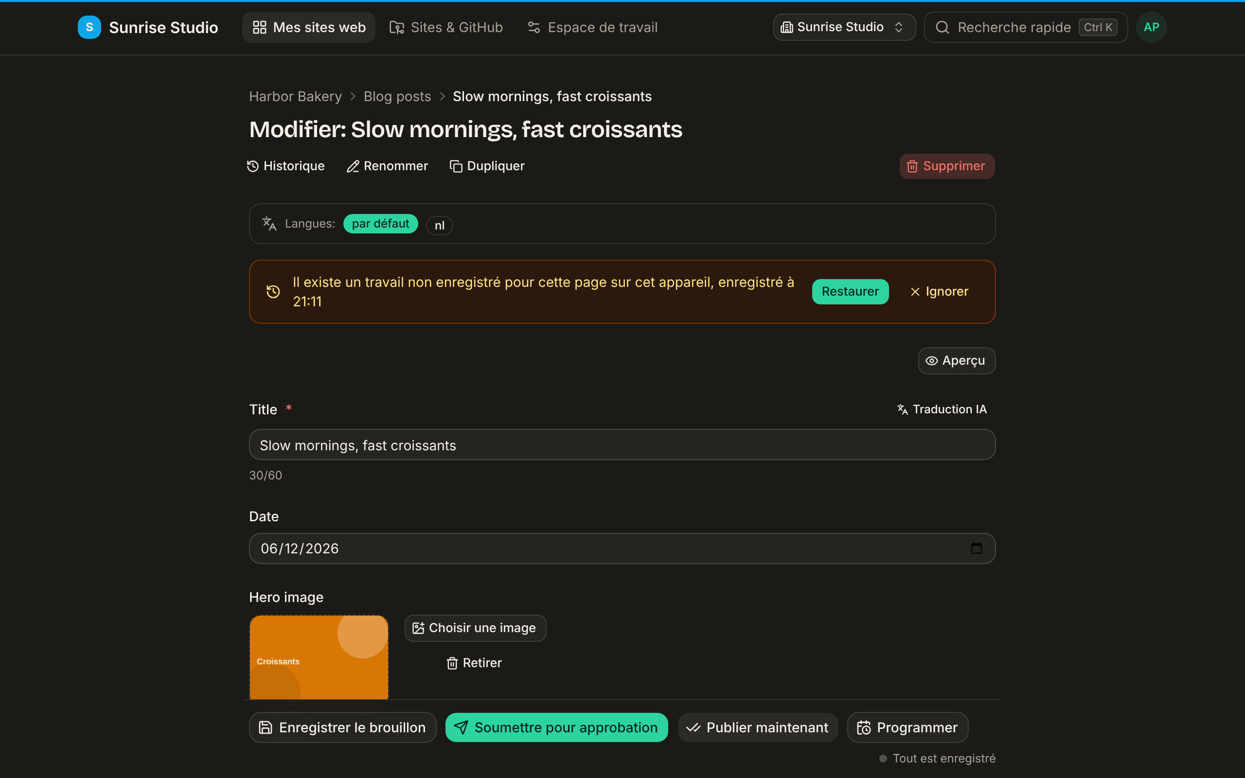 Une entrée rouverte après l’avoir quittée avec des modifications non enregistrées : un message en haut indique qu’il existe du travail non enregistré pour cette page sur cet appareil, avec les boutons Restaurer et Ignorer