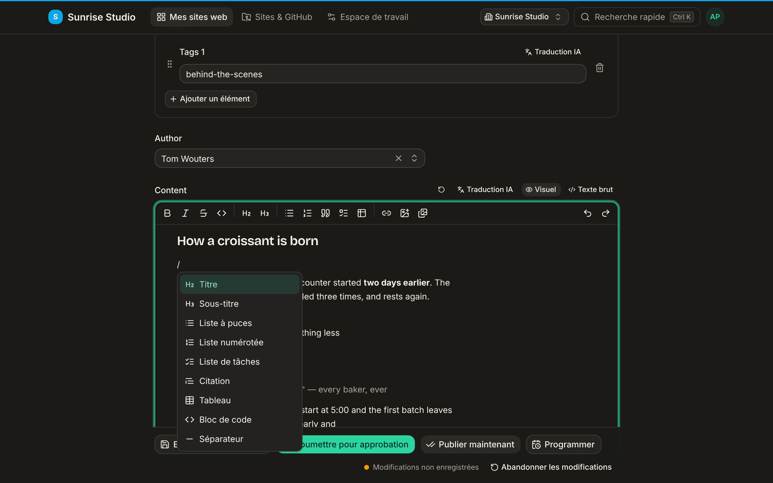 L’éditeur du champ Content avec le menu « / » ouvert sous une nouvelle ligne : Titre, Sous-titre, Liste à puces, Liste numérotée, Liste de tâches, Citation, Tableau, Bloc de code et Séparateur, chacun avec une icône