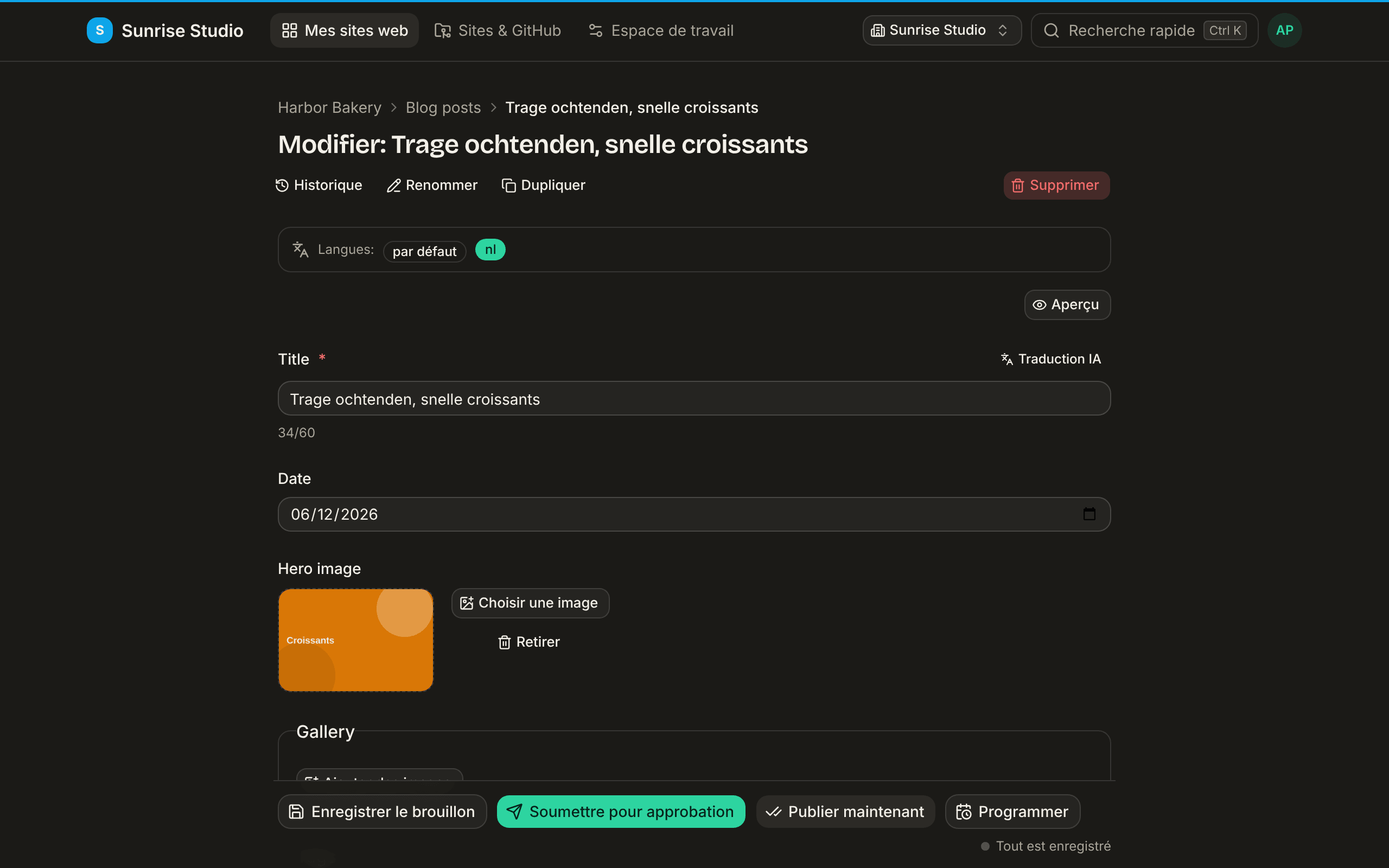 La traduction néerlandaise d’un article de blog ouverte dans l’éditeur : la barre Langues en haut montre la langue par défaut et un « nl » mis en évidence, et le champ titre contient « Trage ochtenden, snelle croissants » avec un bouton Traduction IA