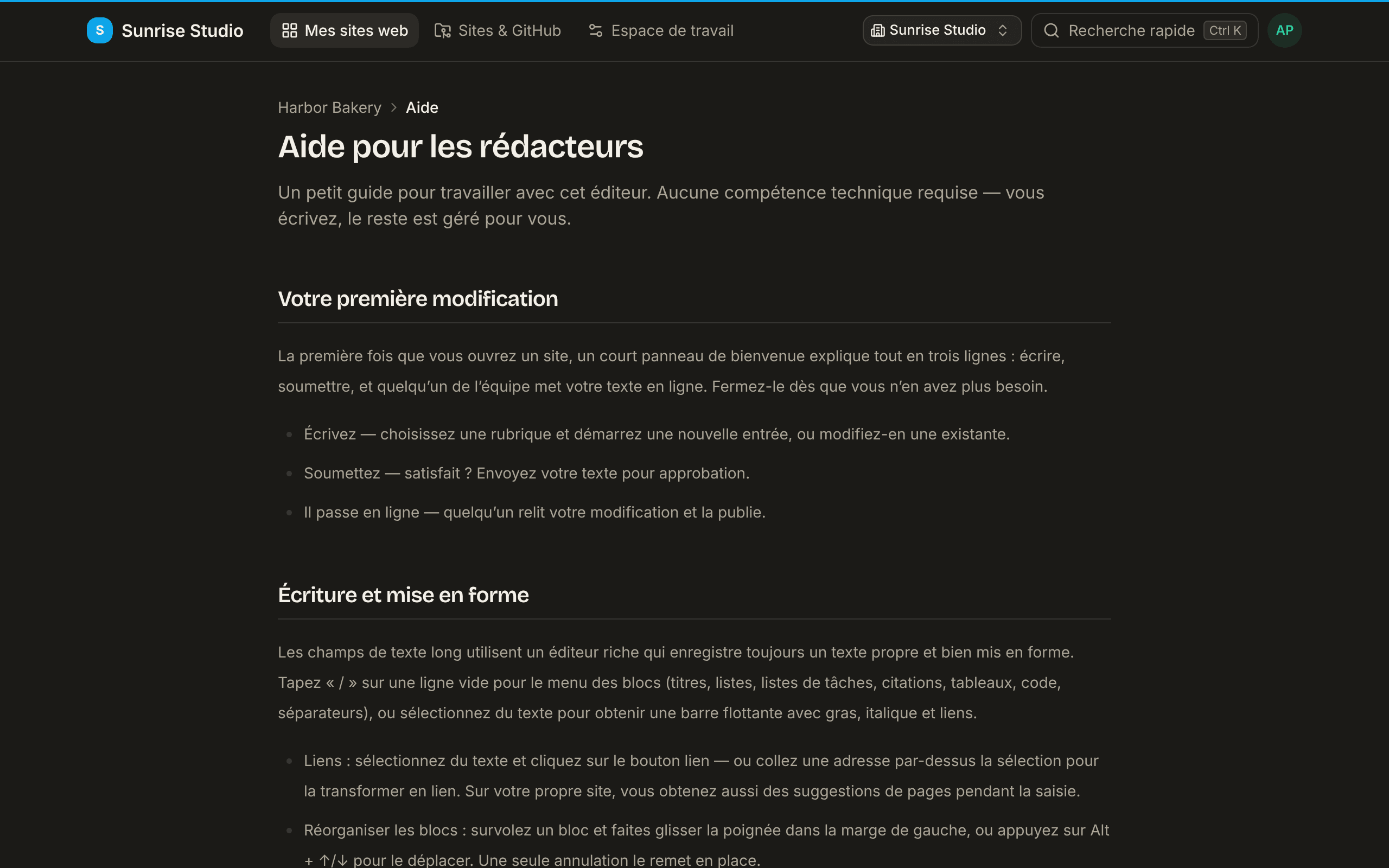 La page « Aide pour les rédacteurs » dans l’application, sur le site Harbor Bakery : une courte introduction, puis des sections en langage simple comme Votre première modification (écrire, soumettre, c’est en ligne) et Écriture et mise en forme