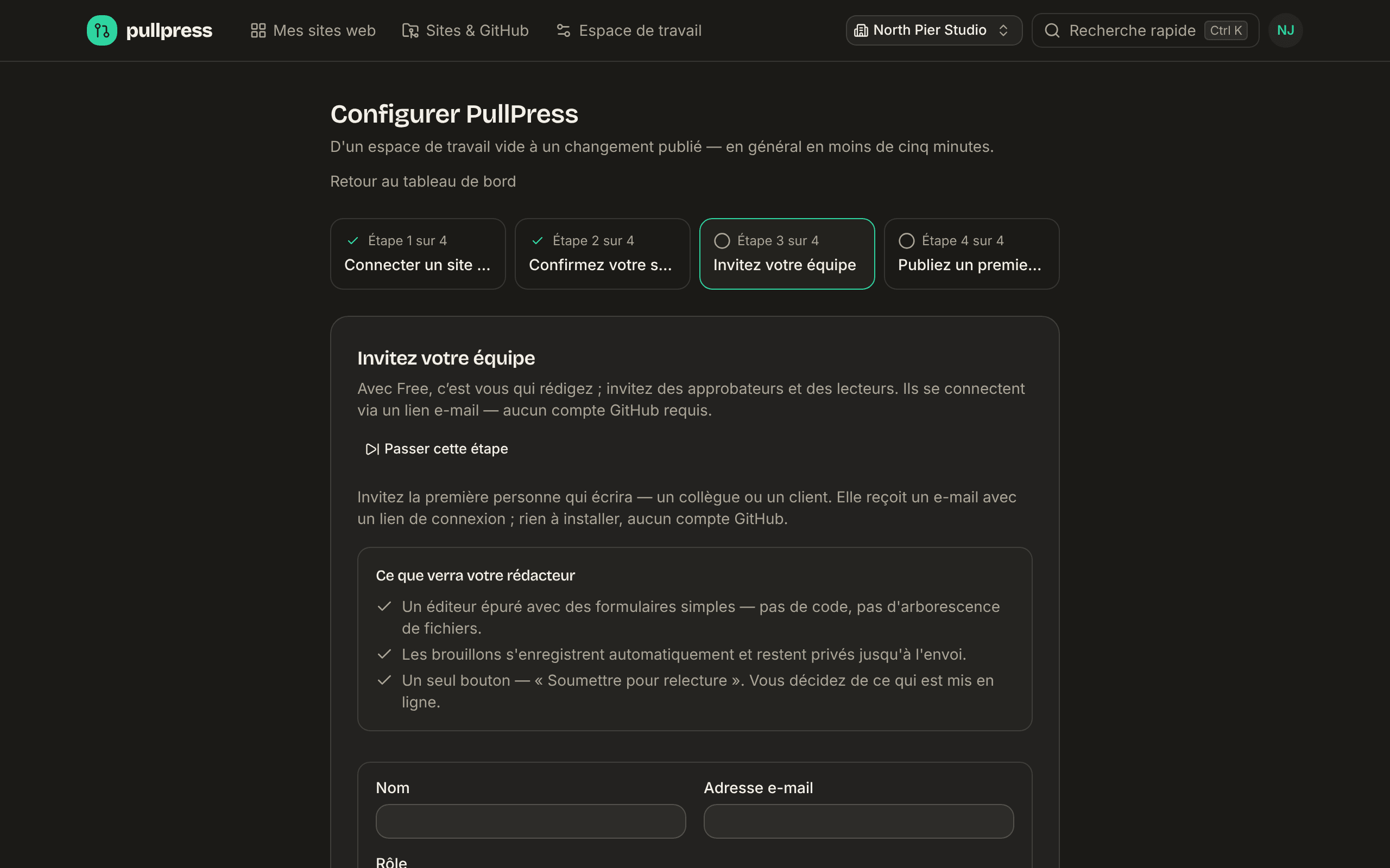 L’assistant « Configurer PullPress » à l’étape 3 sur 4, Invitez votre premier rédacteur : un formulaire avec nom, e-mail et rôle, une explication « Ce que verra votre rédacteur » et un lien Passer cette étape