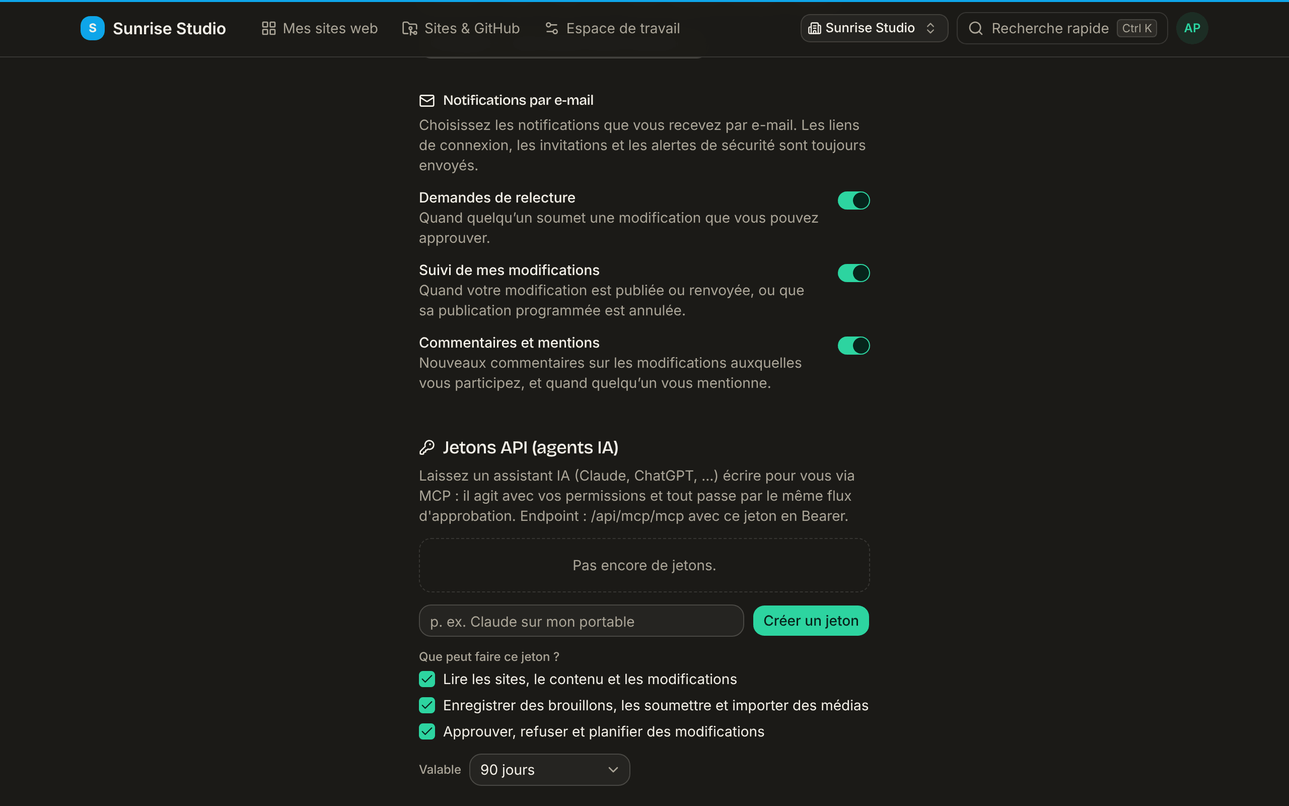 La section Notifications par e-mail du profil avec trois interrupteurs activés : Demandes de relecture, Suivi de mes modifications, et Commentaires et mentions, chacun avec une ligne d’explication