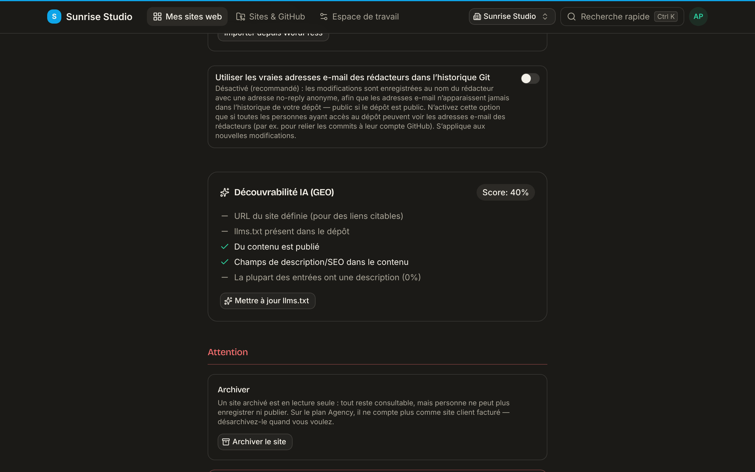 La section Attention des paramètres du site : Archiver le site, un bouton rouge Déconnecter le site, l’interrupteur pour utiliser les vraies adresses e-mail des rédacteurs dans l’historique Git, et le début de la liste Découvrabilité IA (GEO) avec son score