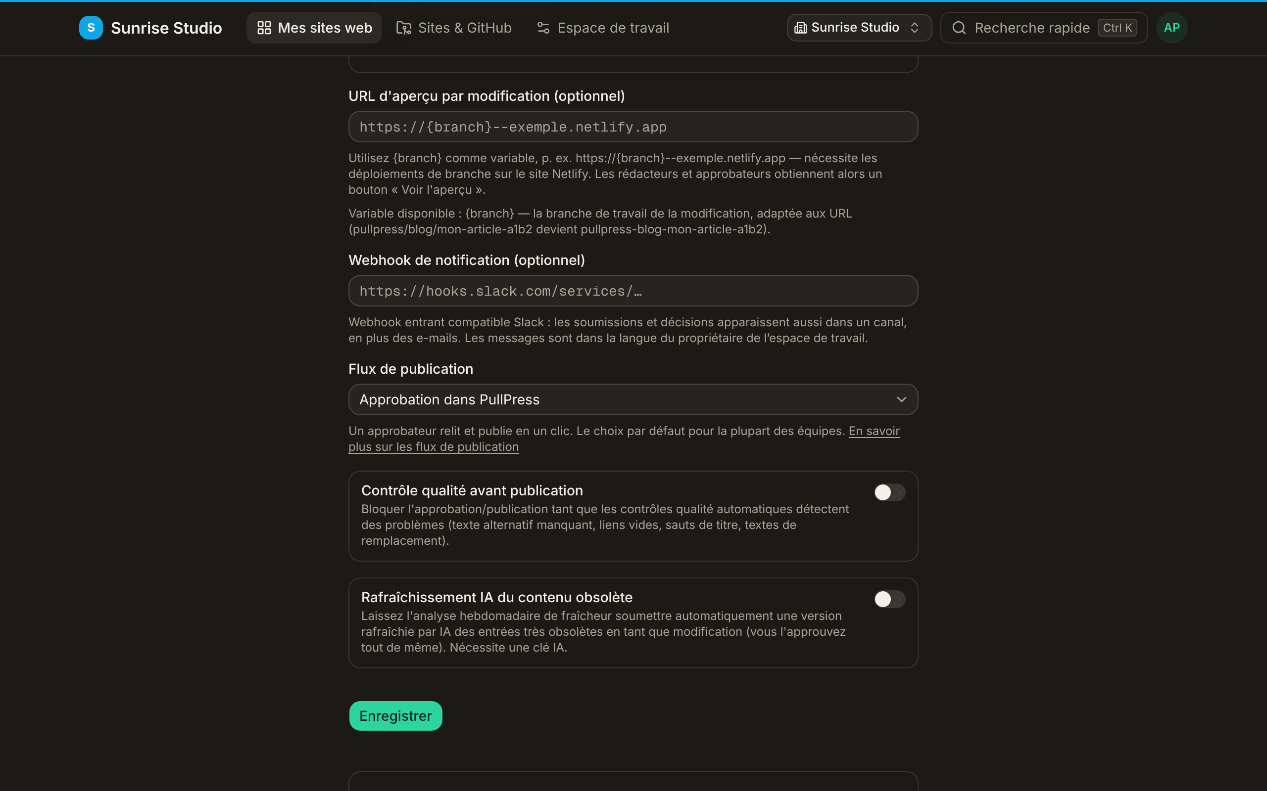 Paramètres du site : le champ URL d’aperçu par modification avec un marqueur {branch}, un champ Webhook de notification, le menu Flux de publication réglé sur Approbation dans PullPress, et des interrupteurs pour Contrôle qualité avant publication et Rafraîchissement IA du contenu obsolète
