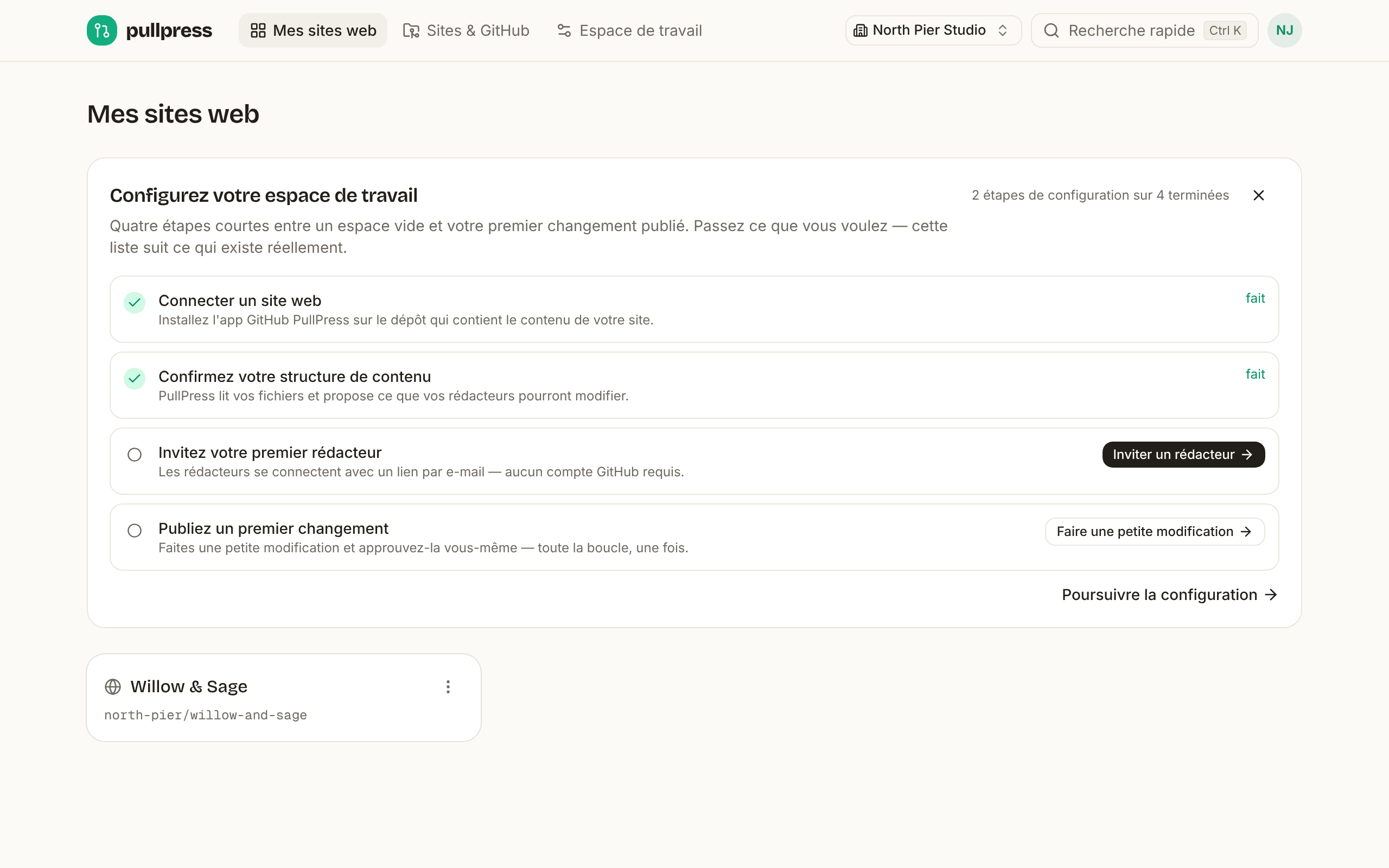 La liste « Configurez votre espace de travail » du tableau de bord avec 2 étapes sur 4 terminées : Connecter un site web et Confirmez votre structure de contenu sont cochées, Invitez votre premier rédacteur et Publiez un premier changement restent ouvertes