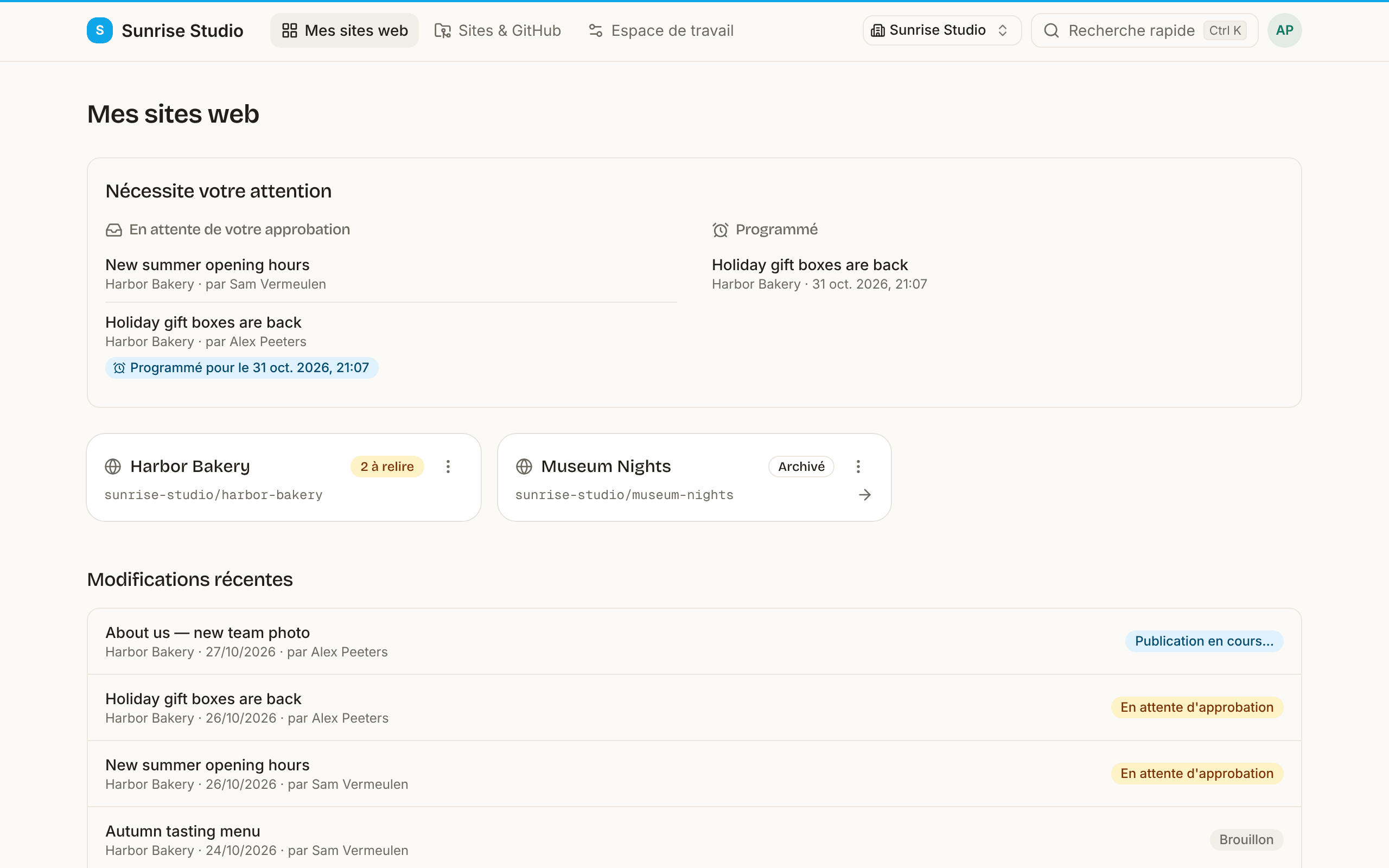Le tableau de bord de PullPress : un panneau « Nécessite votre attention » avec une modification en attente d’approbation, des cartes de sites et une liste « Modifications récentes » avec des badges de statut comme Publication en cours…, En attente d’approbation, Brouillon et Publié