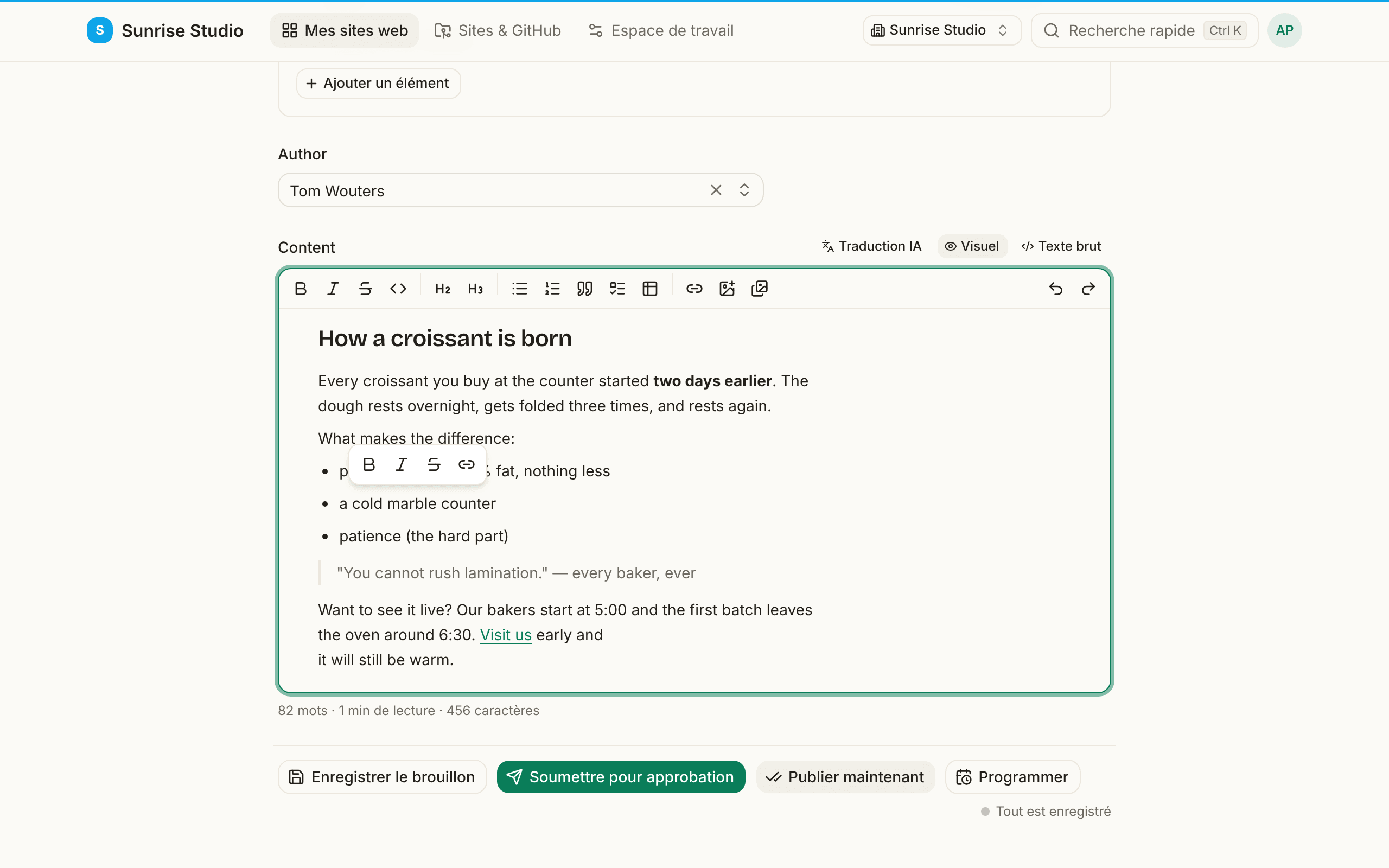 Une phrase sélectionnée dans une liste à puces avec, au-dessus, une petite barre d’outils flottante proposant gras, italique, barré et lien