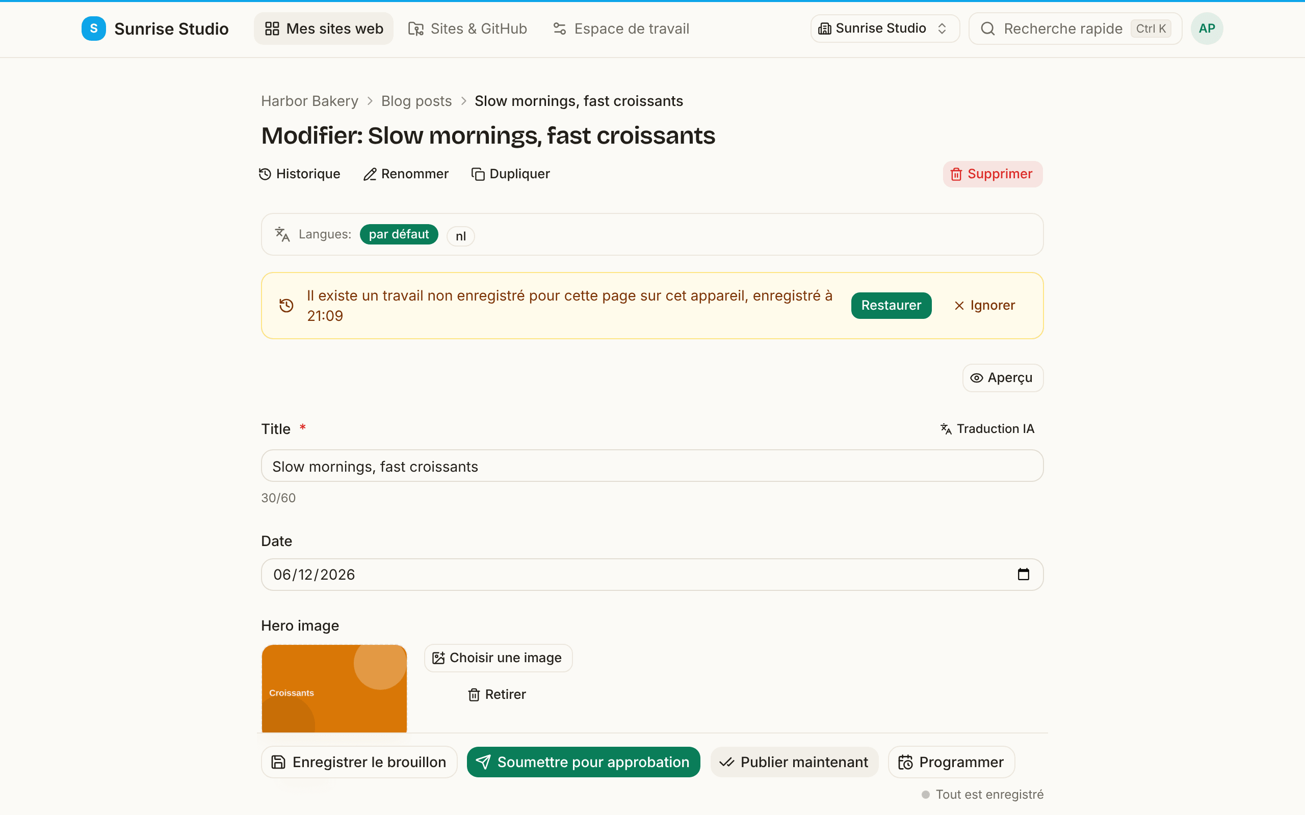 Une entrée rouverte après l’avoir quittée avec des modifications non enregistrées : un message en haut indique qu’il existe du travail non enregistré pour cette page sur cet appareil, avec les boutons Restaurer et Ignorer