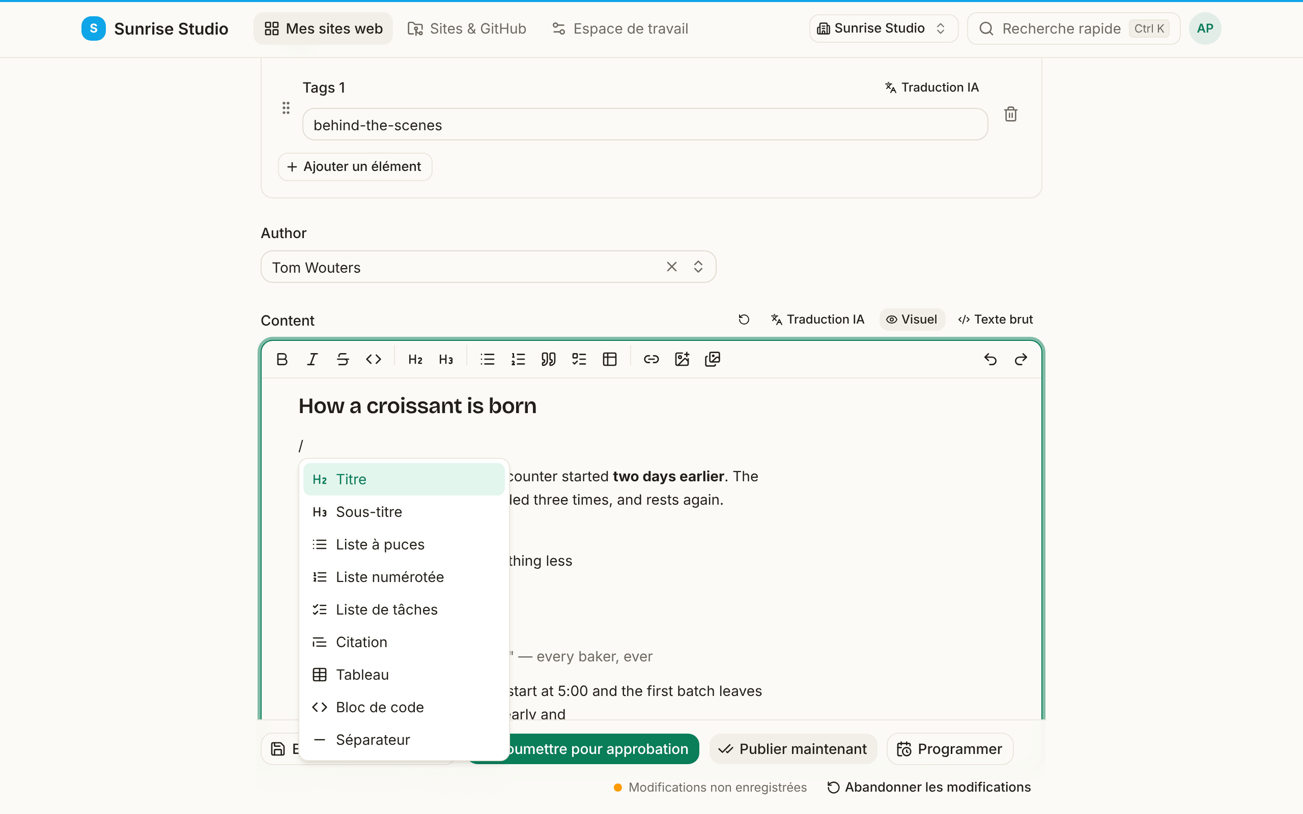 L’éditeur du champ Content avec le menu « / » ouvert sous une nouvelle ligne : Titre, Sous-titre, Liste à puces, Liste numérotée, Liste de tâches, Citation, Tableau, Bloc de code et Séparateur, chacun avec une icône