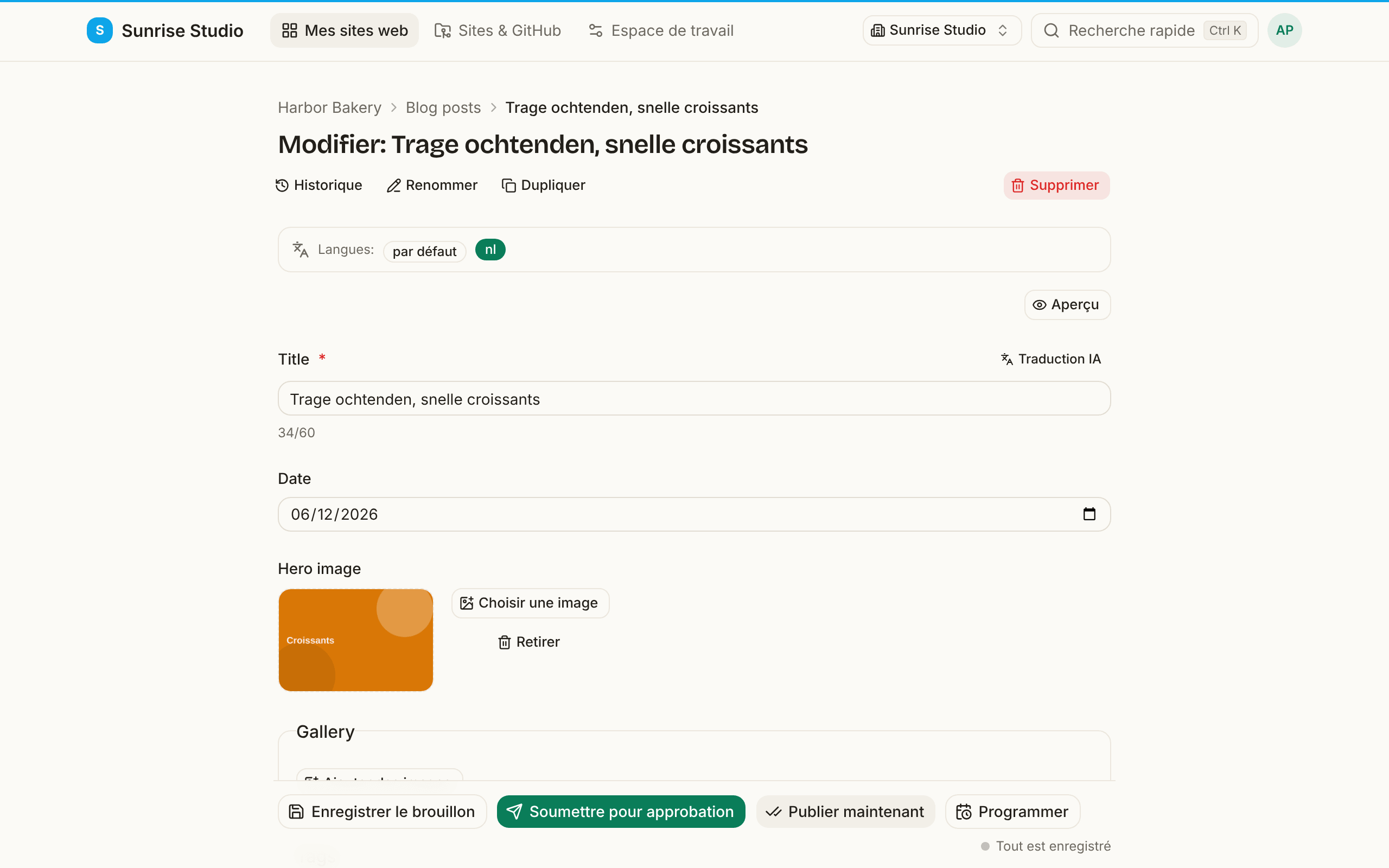La traduction néerlandaise d’un article de blog ouverte dans l’éditeur : la barre Langues en haut montre la langue par défaut et un « nl » mis en évidence, et le champ titre contient « Trage ochtenden, snelle croissants » avec un bouton Traduction IA