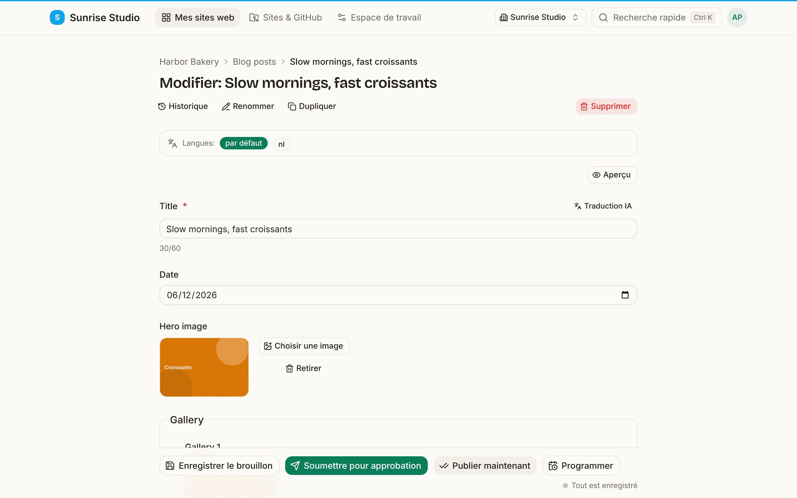 Modifier un article de blog : un formulaire avec un champ Title et son compteur de caractères, un champ Date, une Hero image avec les boutons Choisir une image, Choisir dans la bibliothèque et Retirer, et des Tags, avec en bas Enregistrer le brouillon, Soumettre pour approbation, Publier maintenant et Programmer (pour les administrateurs)