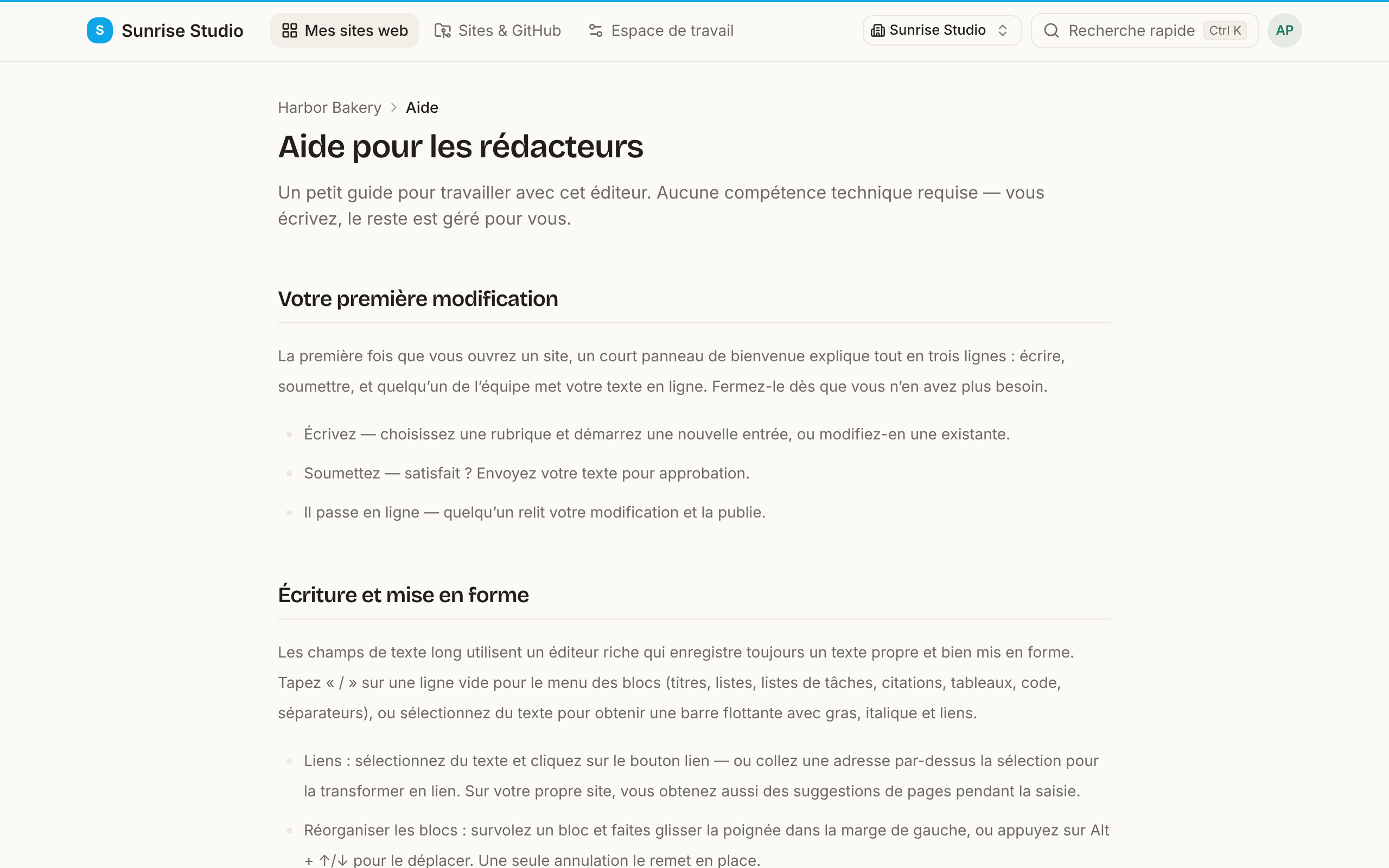 La page « Aide pour les rédacteurs » dans l’application, sur le site Harbor Bakery : une courte introduction, puis des sections en langage simple comme Votre première modification (écrire, soumettre, c’est en ligne) et Écriture et mise en forme