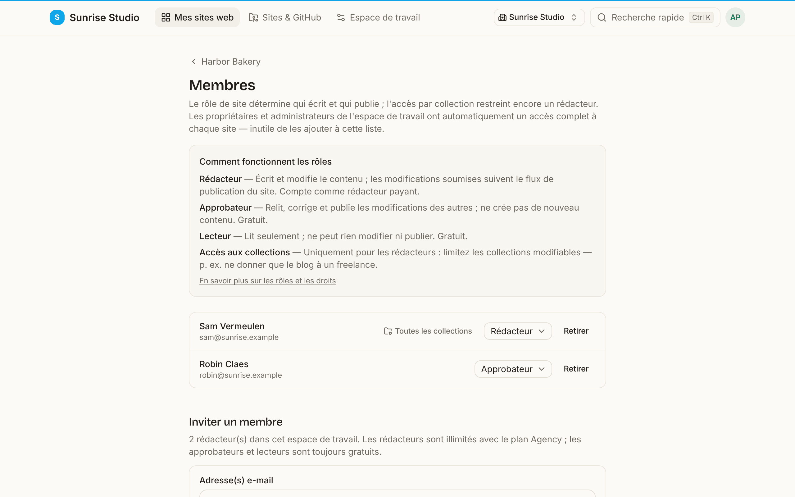 La page Membres d’un site : une explication « Comment fonctionnent les rôles » pour Rédacteur, Approbateur et Lecteur avec l’accès par collection, les membres actuels avec un menu de rôle, et le formulaire d’invitation avec le nombre de rédacteurs