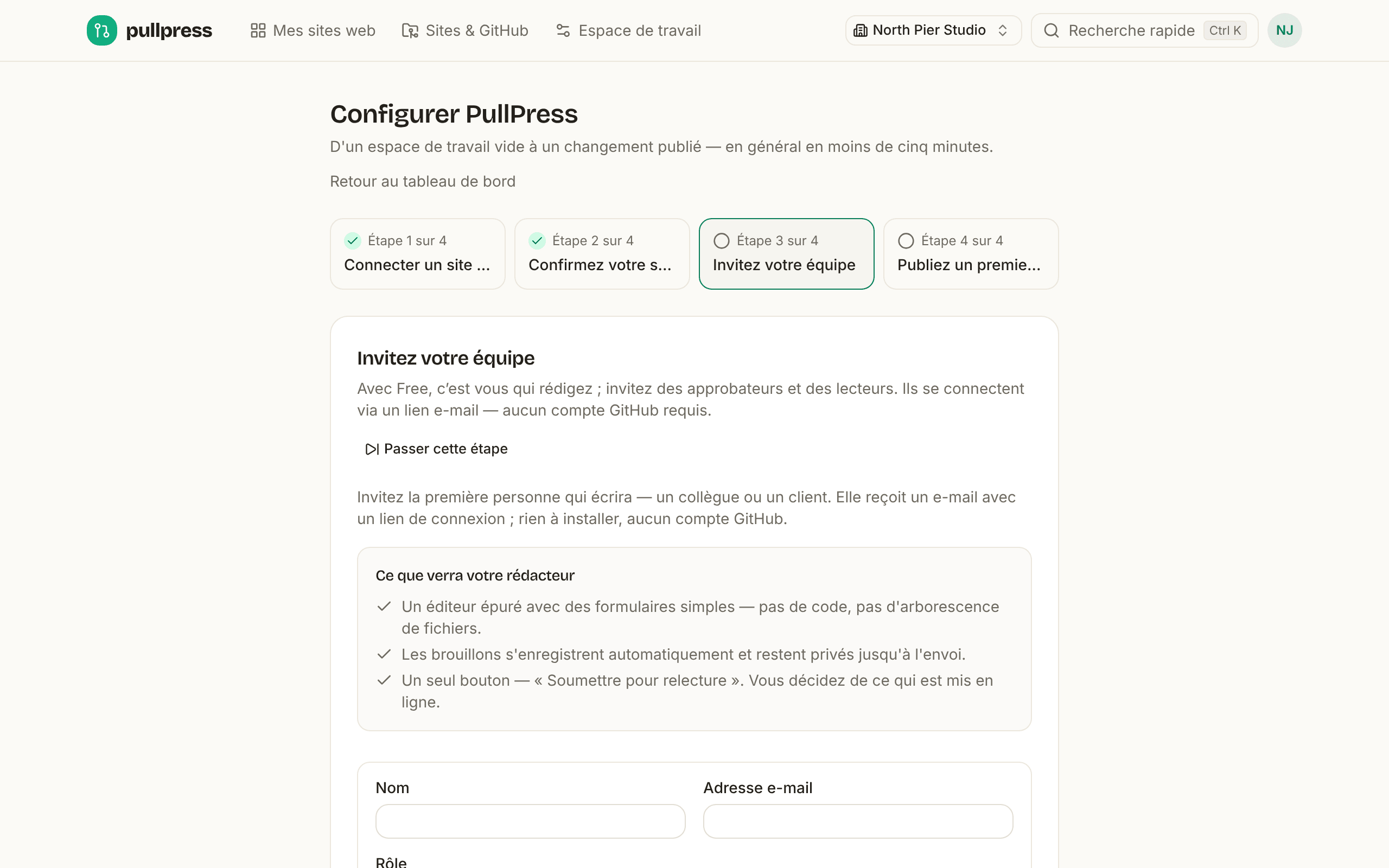 L’assistant « Configurer PullPress » à l’étape 3 sur 4, Invitez votre premier rédacteur : un formulaire avec nom, e-mail et rôle, une explication « Ce que verra votre rédacteur » et un lien Passer cette étape