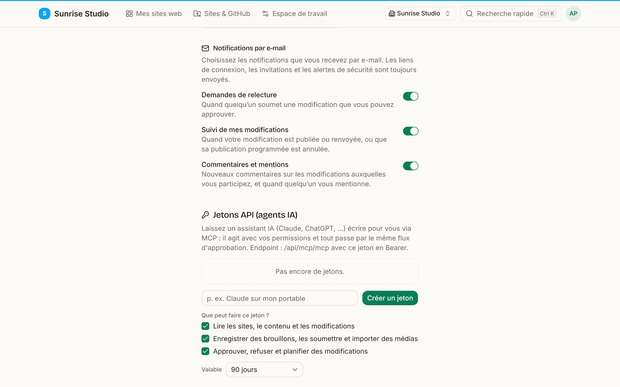 La section Notifications par e-mail du profil avec trois interrupteurs activés : Demandes de relecture, Suivi de mes modifications, et Commentaires et mentions, chacun avec une ligne d’explication