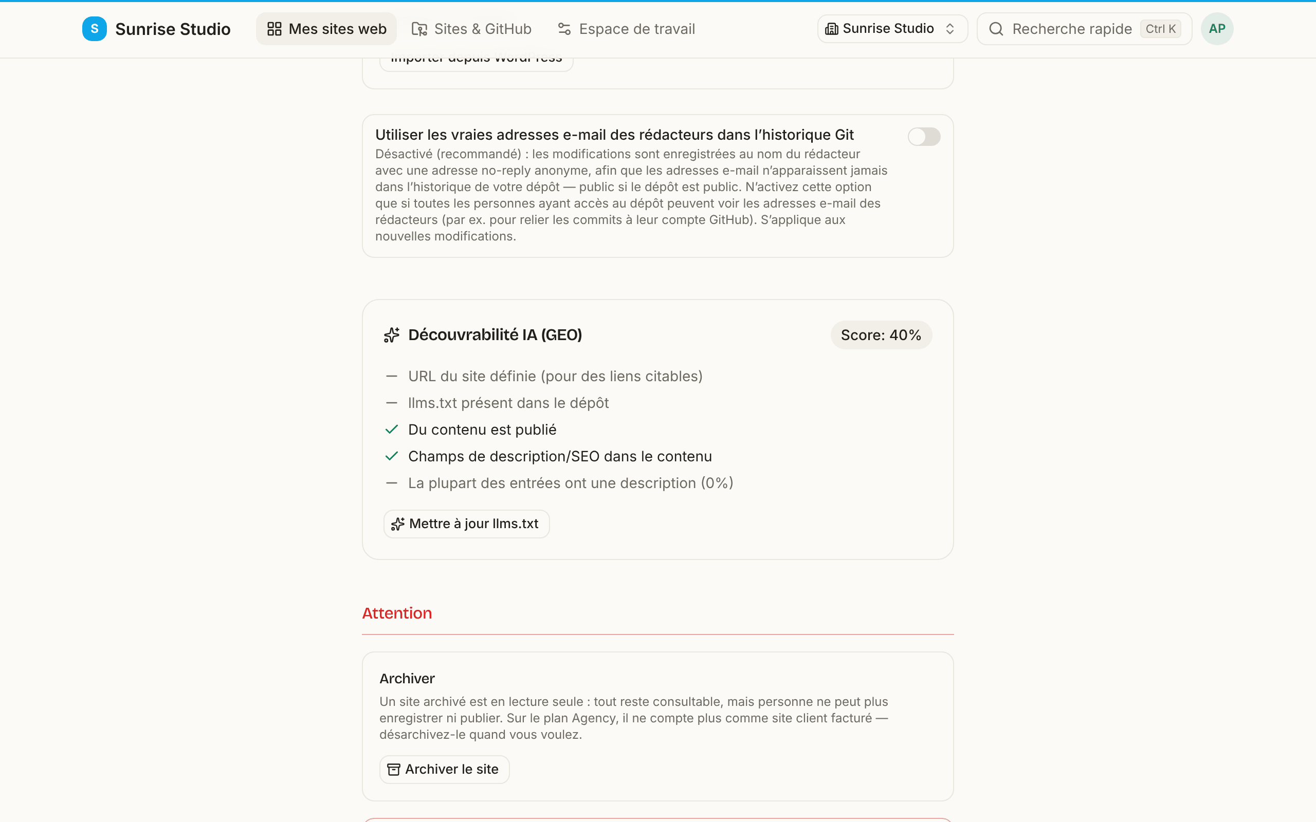 La section Attention des paramètres du site : Archiver le site, un bouton rouge Déconnecter le site, l’interrupteur pour utiliser les vraies adresses e-mail des rédacteurs dans l’historique Git, et le début de la liste Découvrabilité IA (GEO) avec son score