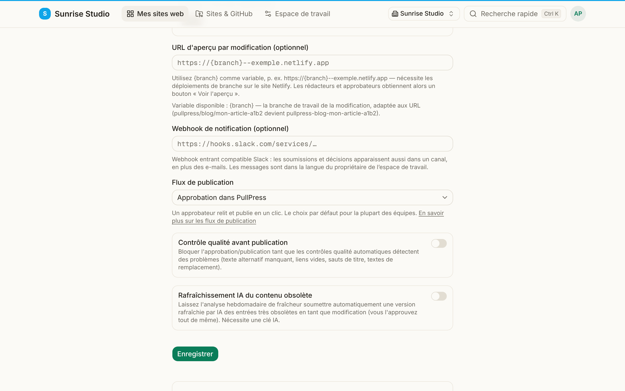 Paramètres du site : le champ URL d’aperçu par modification avec un marqueur {branch}, un champ Webhook de notification, le menu Flux de publication réglé sur Approbation dans PullPress, et des interrupteurs pour Contrôle qualité avant publication et Rafraîchissement IA du contenu obsolète