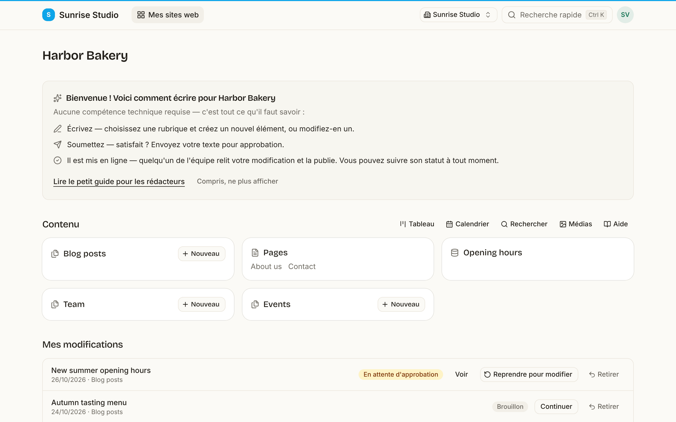Une page de site avec le panneau « Bienvenue ! Voici comment écrire pour Harbor Bakery », qui présente les trois étapes écrire, soumettre, mise en ligne, au-dessus des collections du site et des modifications du rédacteur avec leurs badges de statut