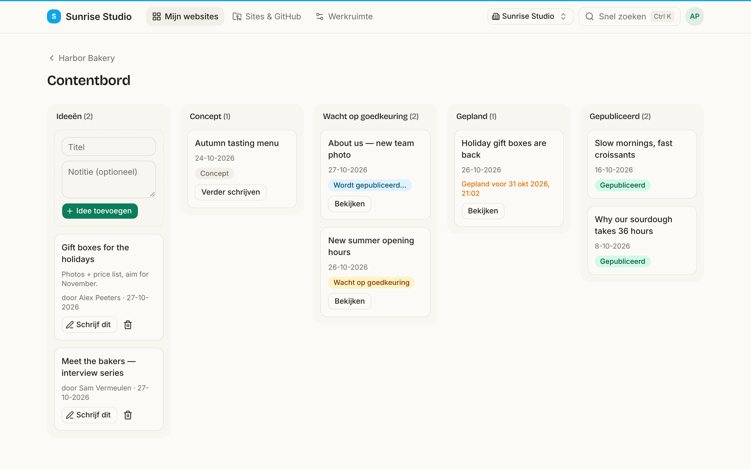 Het contentbord met vijf kolommen: Ideeën met een formulier voor titel en notitie en een knop Idee toevoegen, Concept met een kaart Verder schrijven, Wacht op goedkeuring met kaarten en knoppen Bekijken, Gepland met een ingeplande wijziging, en Gepubliceerd met twee berichten die online staan
