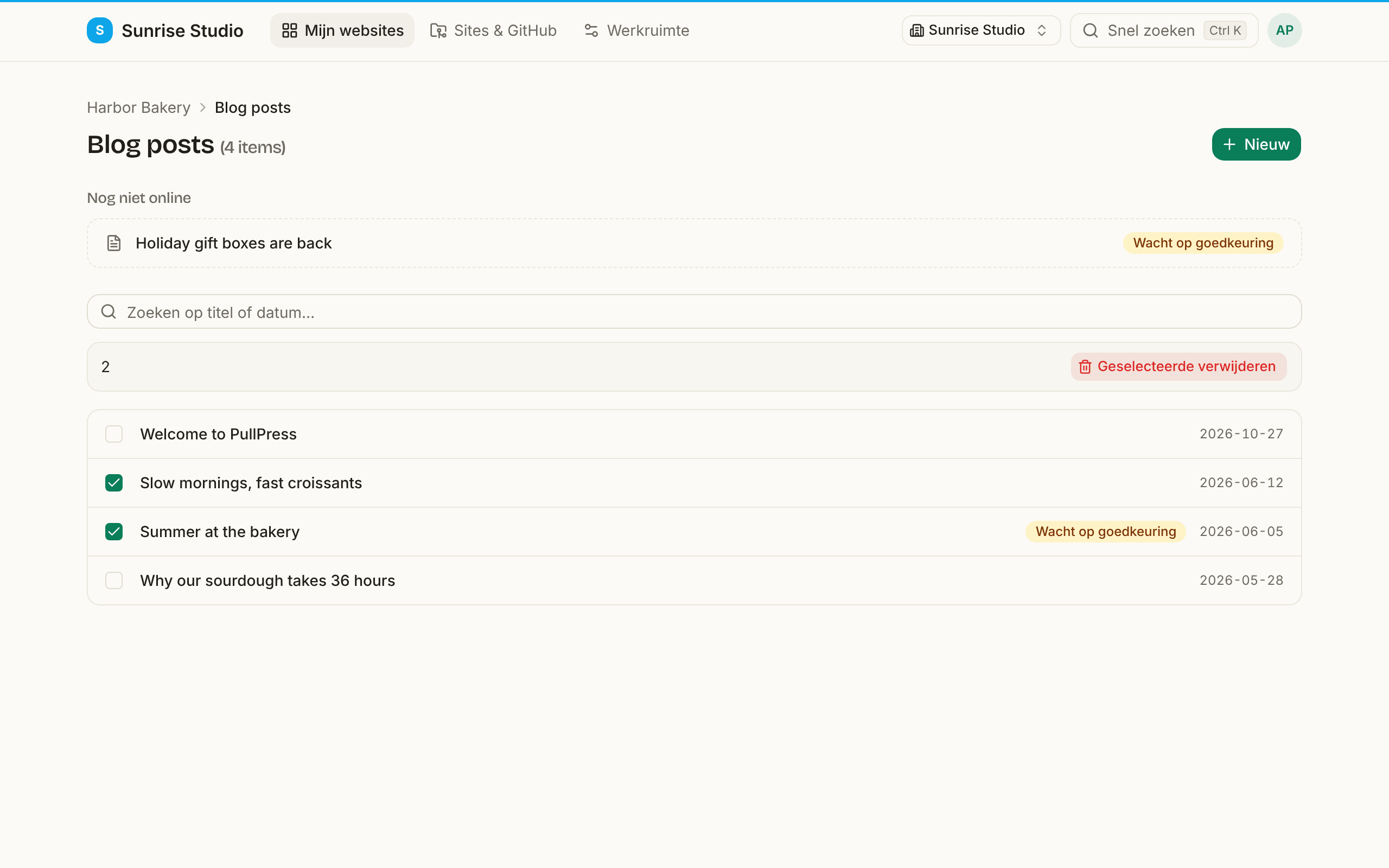 De lijst Blog posts met twee aangevinkte items en boven de lijst een balk met het aantal geselecteerde items en een knop Geselecteerde verwijderen; bovenaan toont een onderdeel Nog niet online een bericht dat op goedkeuring wacht