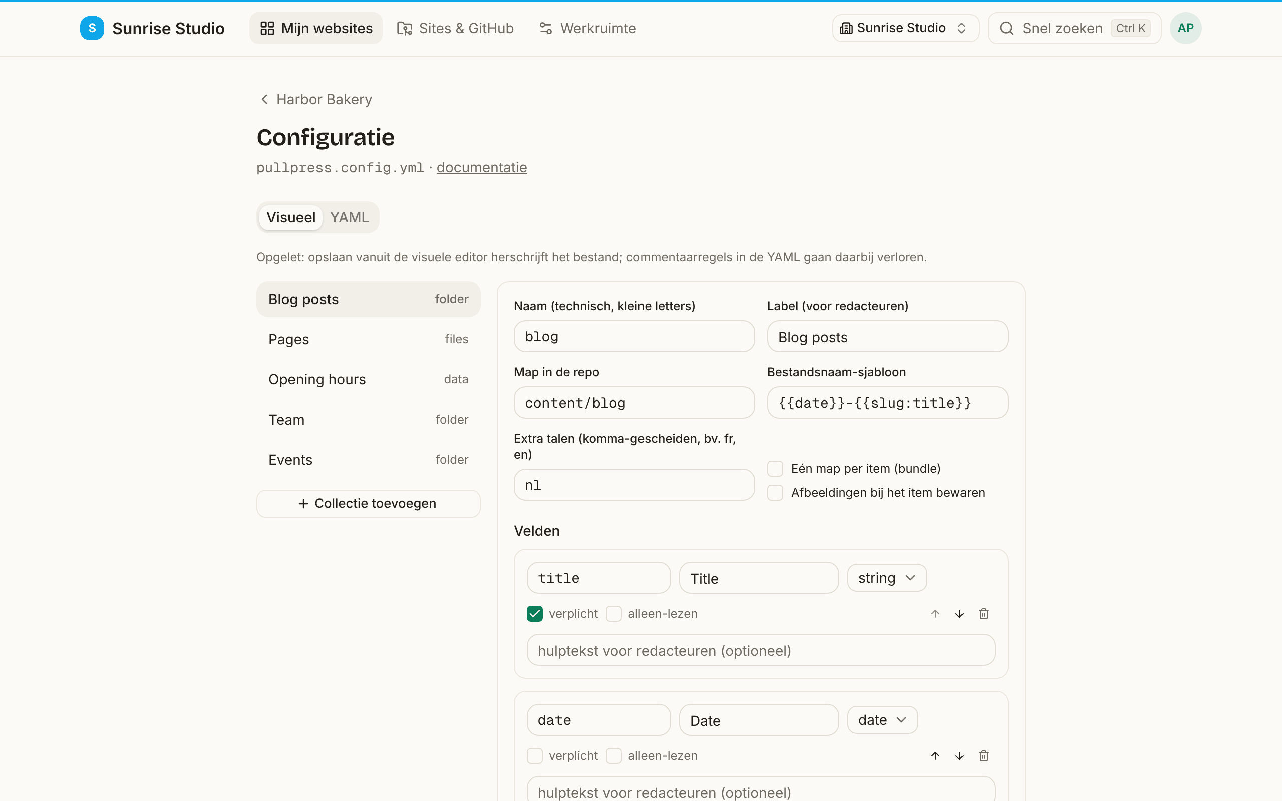 De configuratie-editor in de app in de visuele modus: tabbladen Visueel en YAML, de collecties Blog posts, Pages en Opening hours in een zijbalk, en de naam, het label, de map, het sjabloon voor de bestandsnaam en de lijst velden van de gekozen collectie als formulier