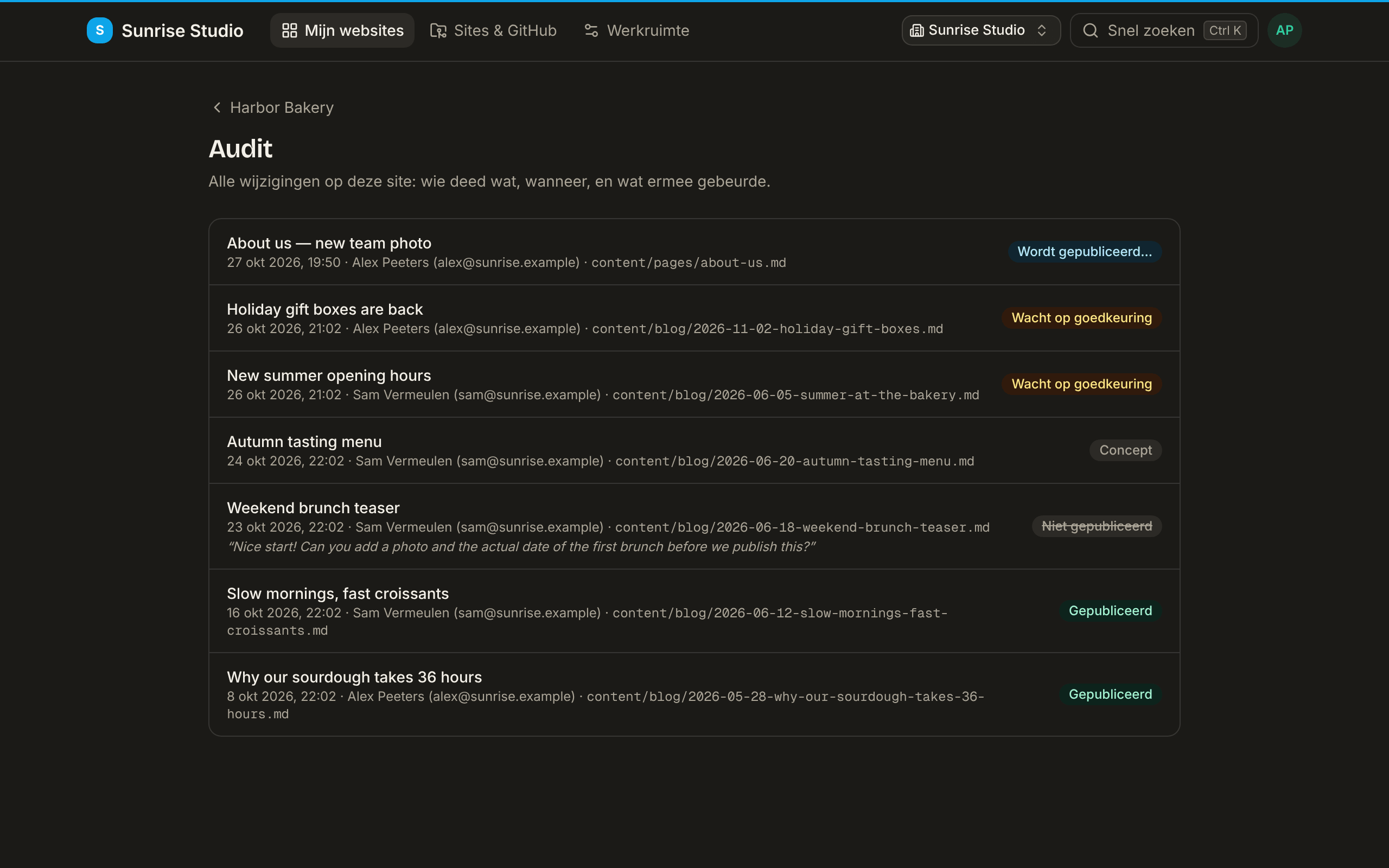 De pagina Audit van een site met elke wijziging, haar titel, tijd, auteur en bestandspad, en een statusbadge: Wordt gepubliceerd…, Wacht op goedkeuring, Concept, Niet gepubliceerd (met de opmerking van de nakijker geciteerd) en Gepubliceerd