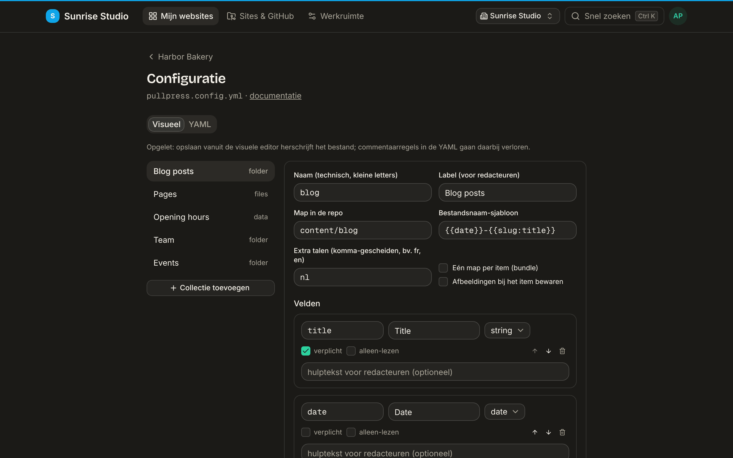 De configuratie-editor in de app in de visuele modus: tabbladen Visueel en YAML, de collecties Blog posts, Pages en Opening hours in een zijbalk, en de naam, het label, de map, het sjabloon voor de bestandsnaam en de lijst velden van de gekozen collectie als formulier