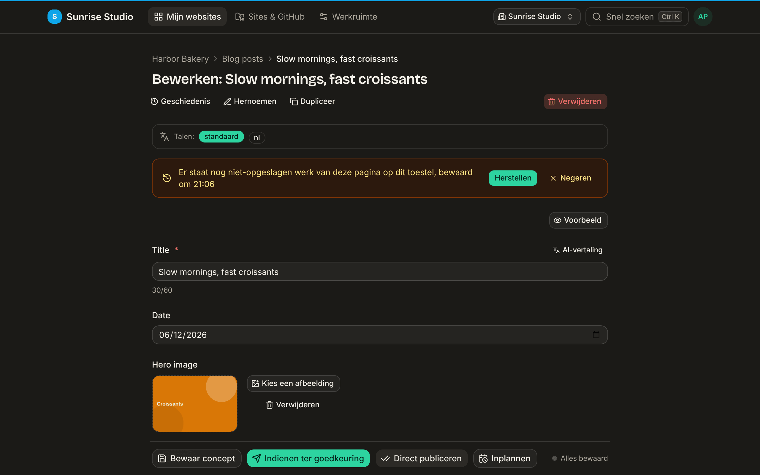 Een item dat opnieuw geopend is nadat je het met niet-opgeslagen wijzigingen verliet: een melding bovenaan zegt dat er niet-opgeslagen werk voor deze pagina op dit toestel is, met de knoppen Herstellen en Negeren