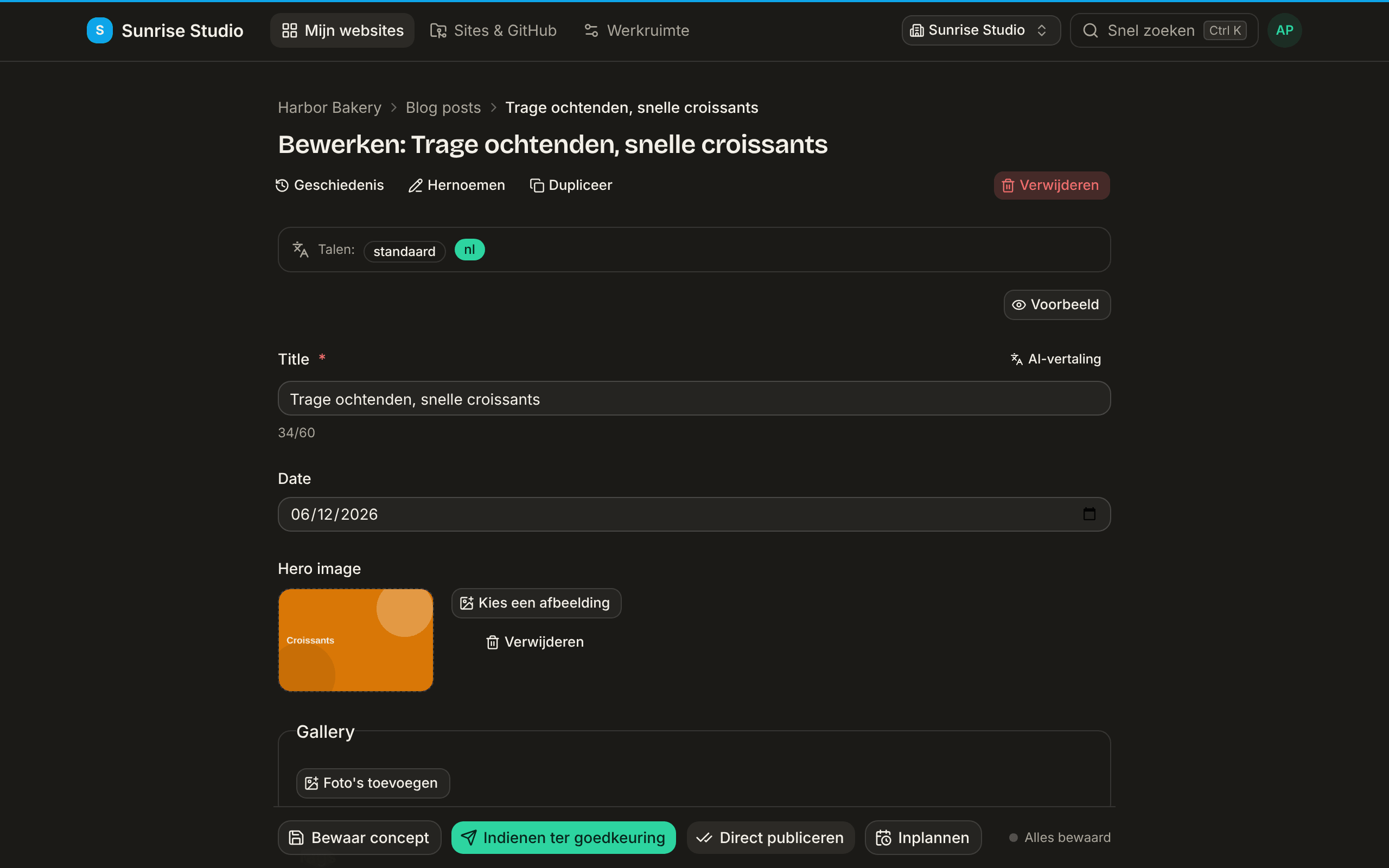 De Nederlandse vertaling van een blogbericht open in de editor: de balk Talen bovenaan toont de standaardtaal en een gemarkeerde “nl”, en het titelveld bevat “Trage ochtenden, snelle croissants” met een knop AI-vertaling