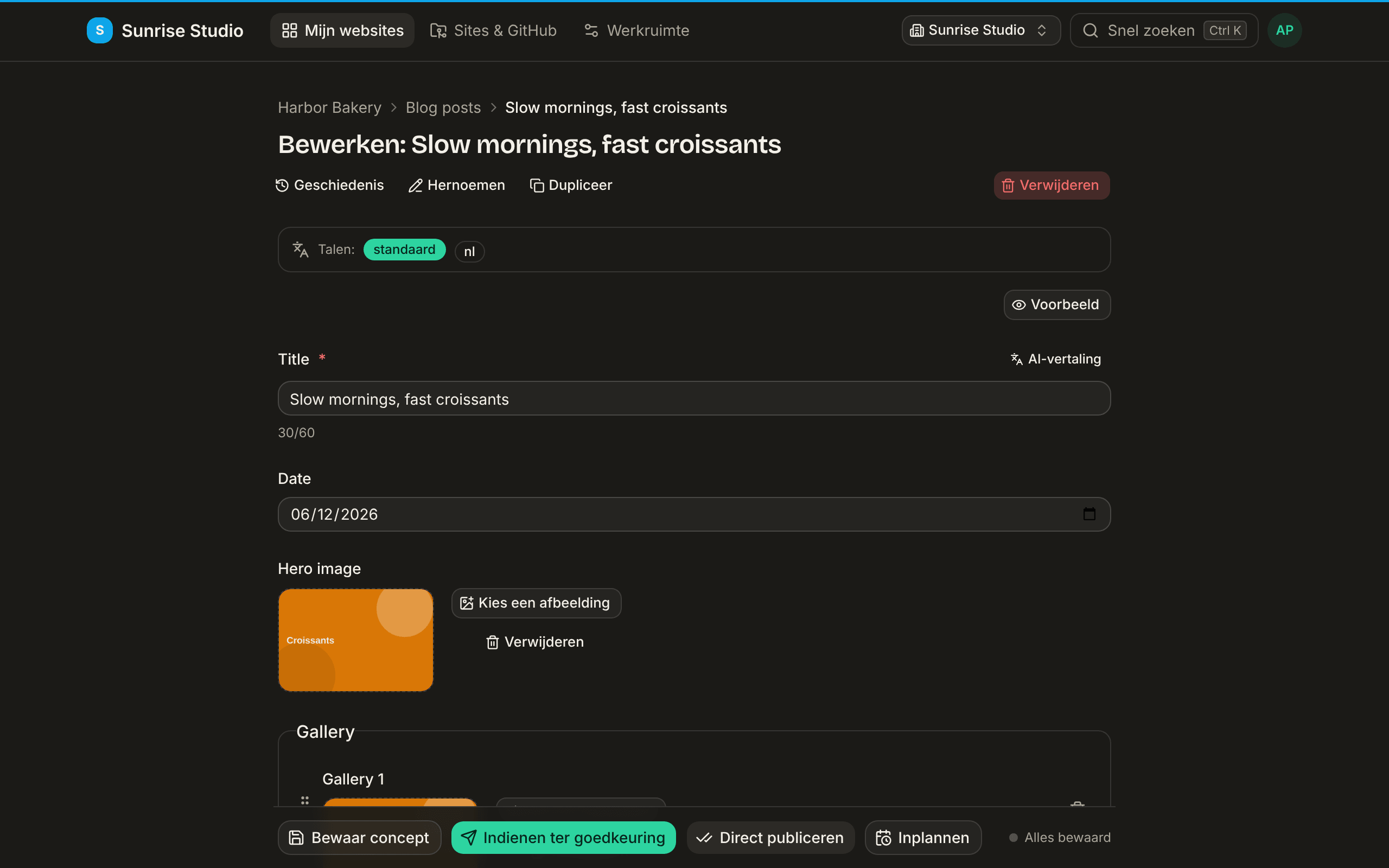 Een blogbericht bewerken: een formulier met een veld Title met tekenteller, een veld Date, een Hero image met de knoppen Kies een afbeelding, Kies uit bibliotheek en Verwijderen, en Tags, met onderaan Bewaar concept, Indienen ter goedkeuring, Direct publiceren en Inplannen (voor beheerders)