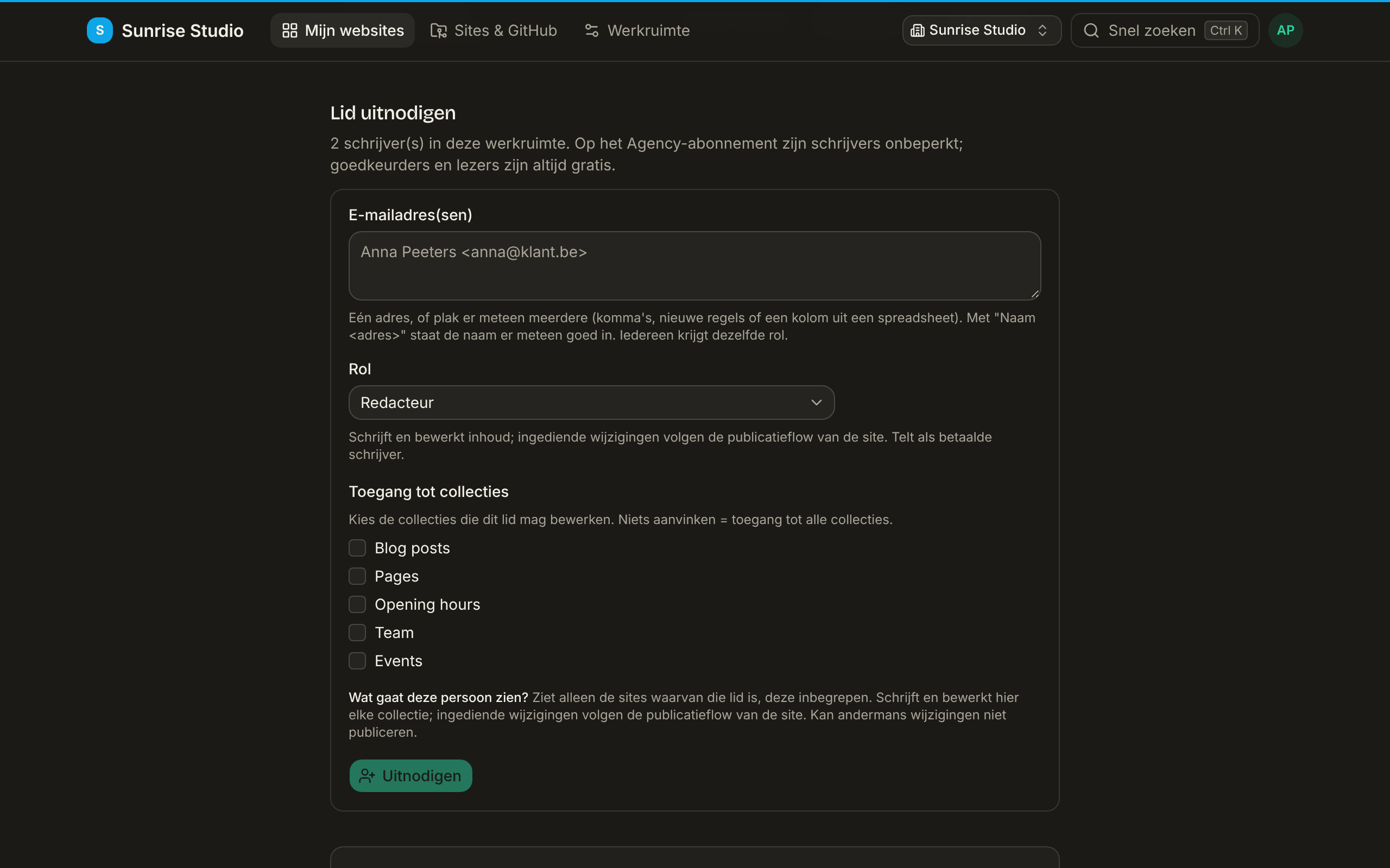 Het formulier Lid uitnodigen op de pagina Leden van een site: een vak E-mailadres(sen) dat één of meer adressen neemt, een keuzelijst Rol op Redacteur met uitleg, vinkjes voor Toegang tot collecties bij Blog posts, Pages, Opening hours, Team en Events, een samenvatting “Wat gaat deze persoon zien?” en een knop om uit te nodigen