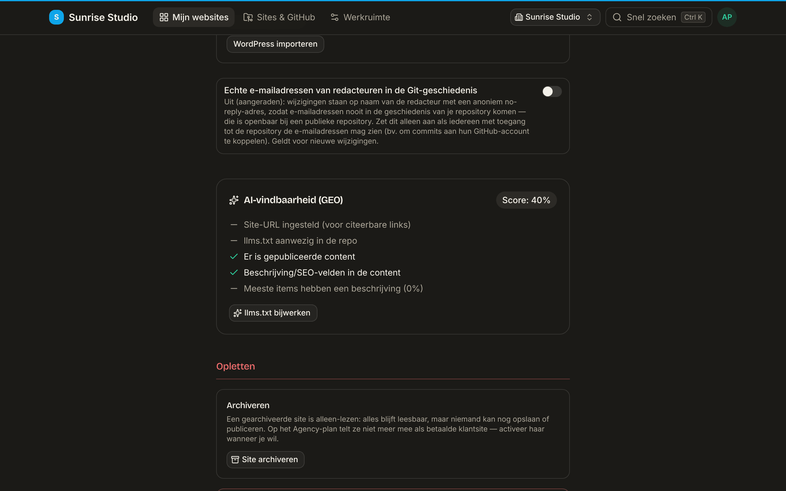 Het onderdeel Opletten in de site-instellingen: Site archiveren, een rode knop Site loskoppelen, de schakelaar voor echte e-mailadressen van redacteuren in de Git-geschiedenis, en het begin van de checklist AI-vindbaarheid (GEO) met haar score