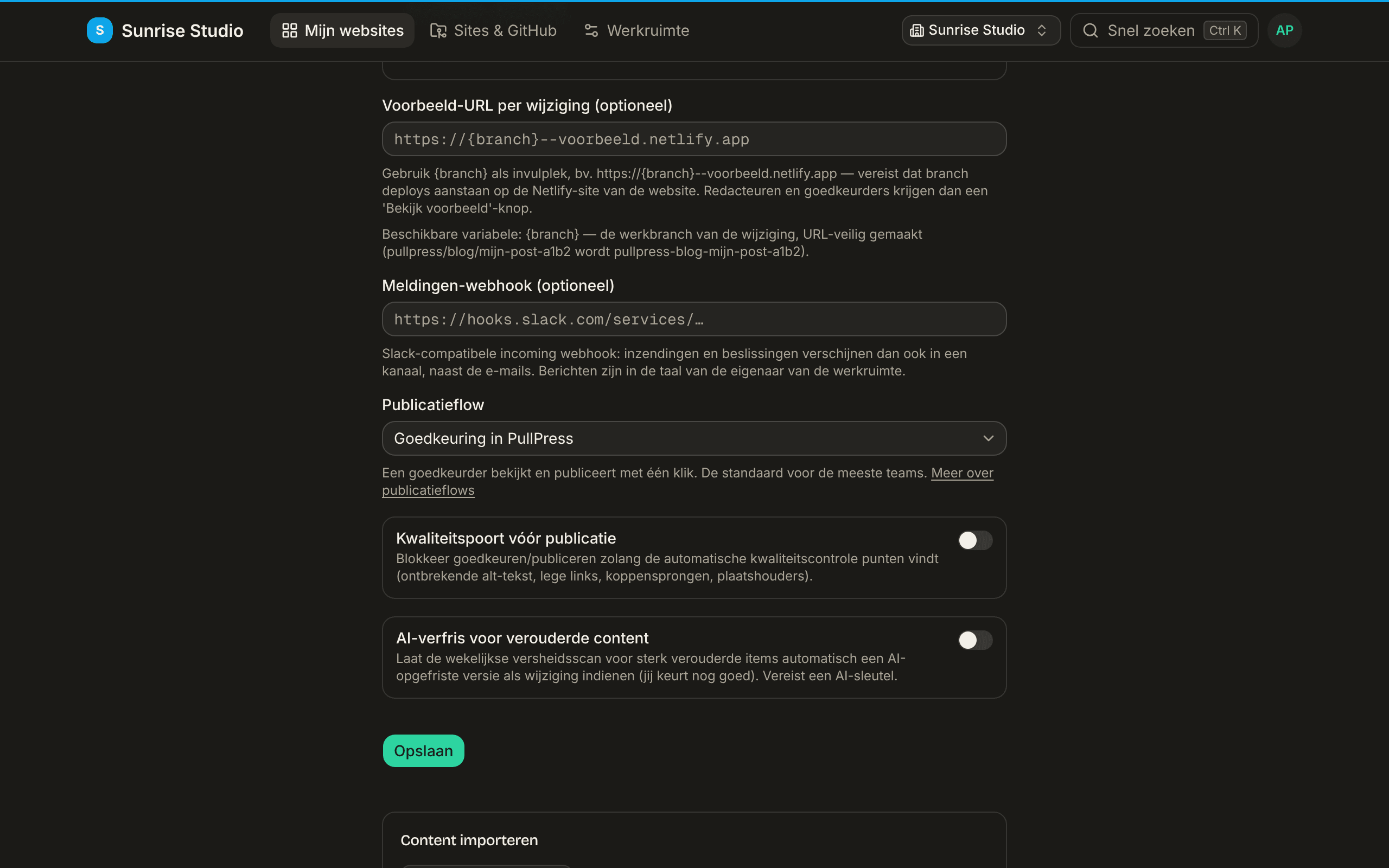 Site-instellingen: het veld Voorbeeld-URL per wijziging met een plaatshouder {branch}, een veld Meldingen-webhook, de keuzelijst Publicatieflow op Goedkeuring in PullPress, en schakelaars voor Kwaliteitspoort vóór publicatie en AI-verfris voor verouderde content